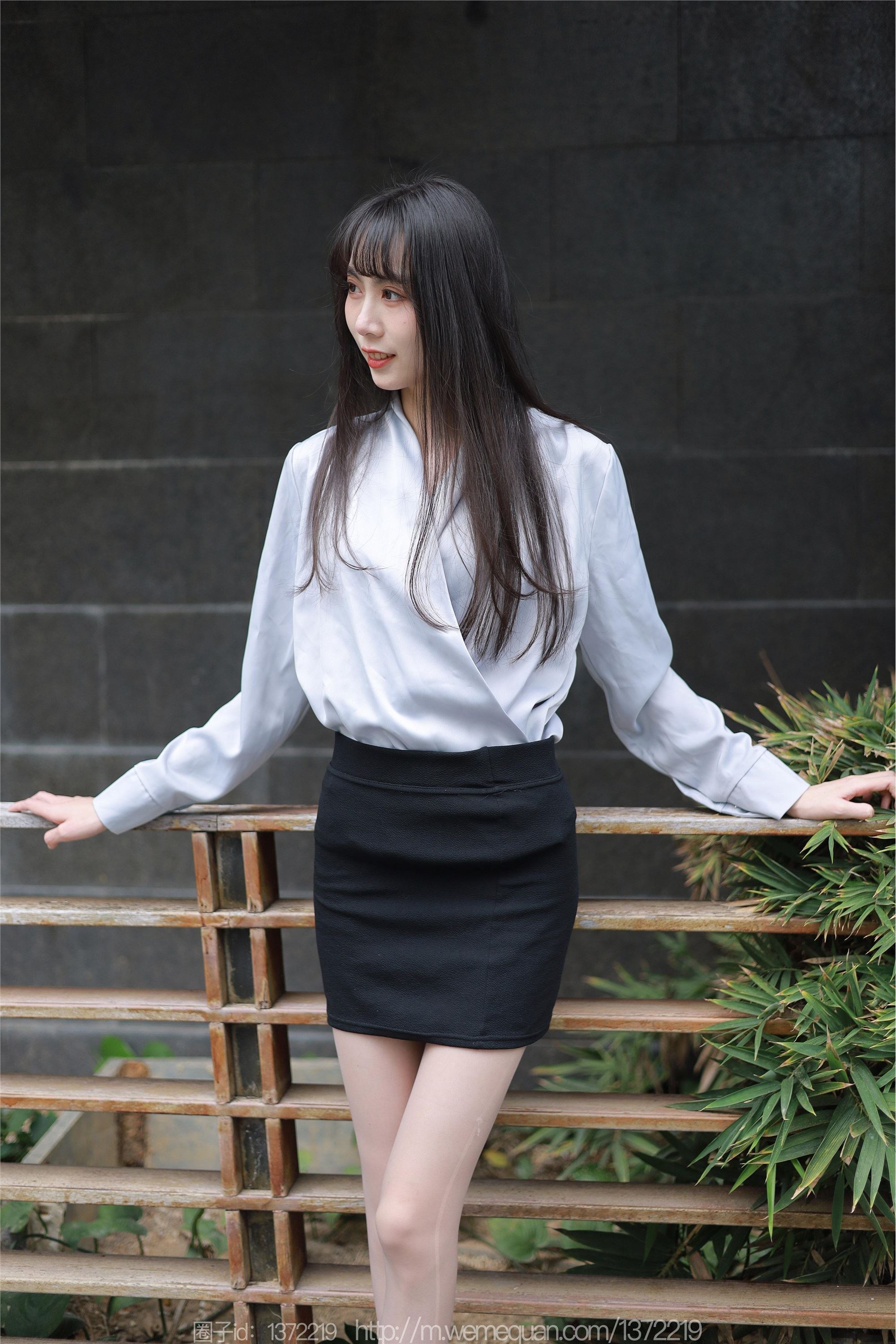 图片[16]-IESS异思趣向期期2023.03.02期丝享家期1378期团团《楼梯上的美人》-秀人网