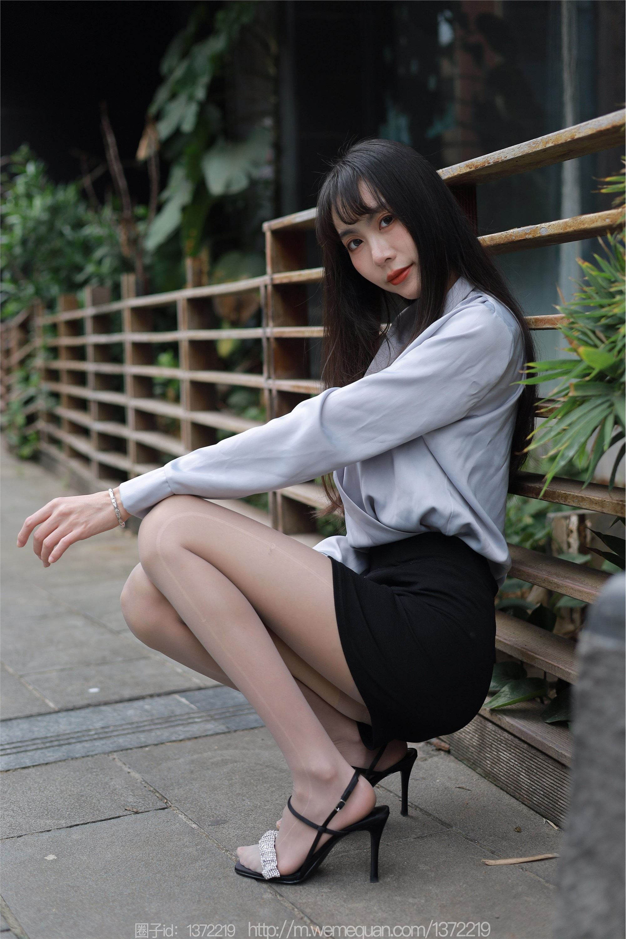 图片[22]-IESS异思趣向期期2023.03.02期丝享家期1378期团团《楼梯上的美人》-秀人网