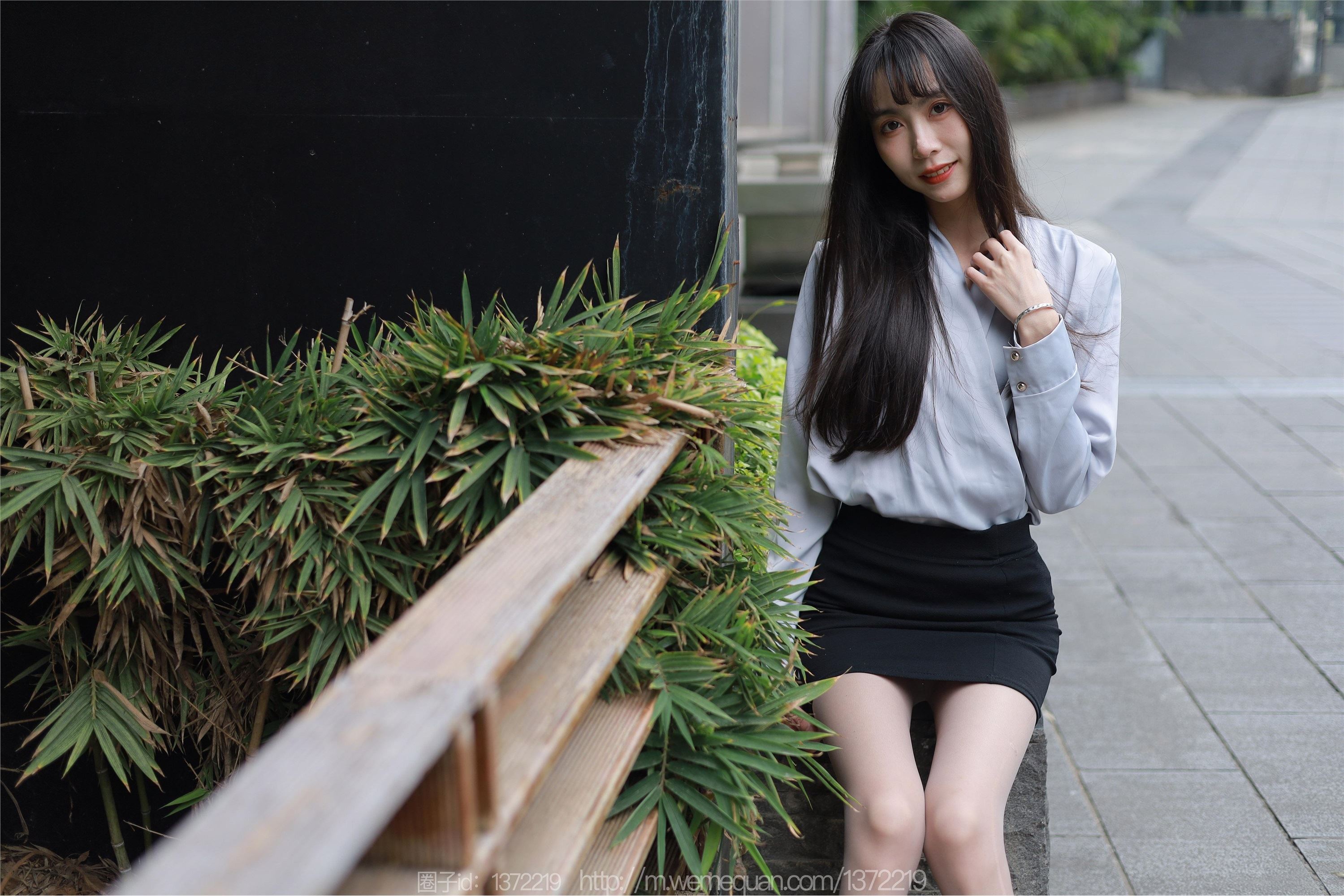 图片[3]-IESS异思趣向期期2023.03.02期丝享家期1378期团团《楼梯上的美人》-秀人网