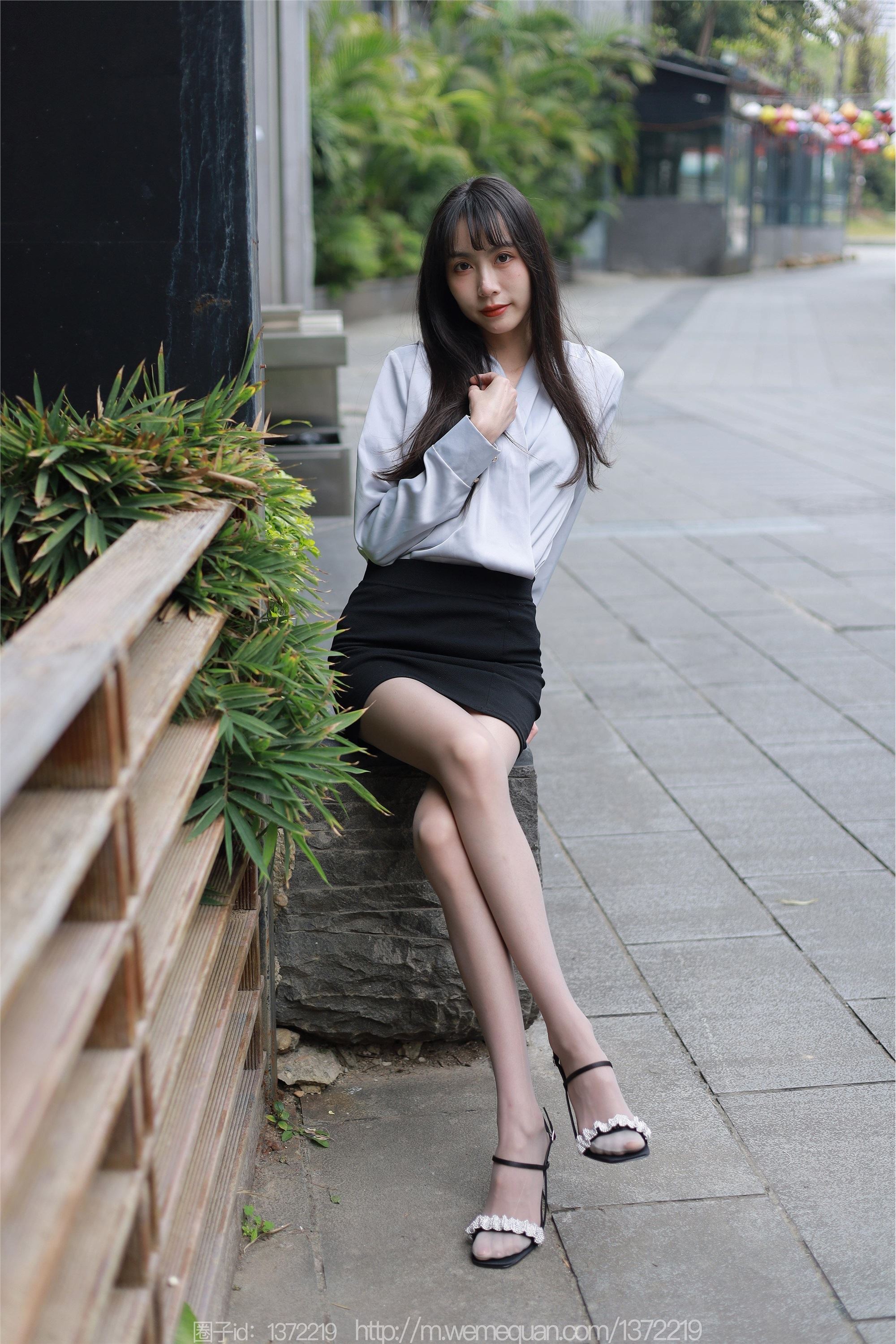 图片[4]-IESS异思趣向期期2023.03.02期丝享家期1378期团团《楼梯上的美人》-秀人网