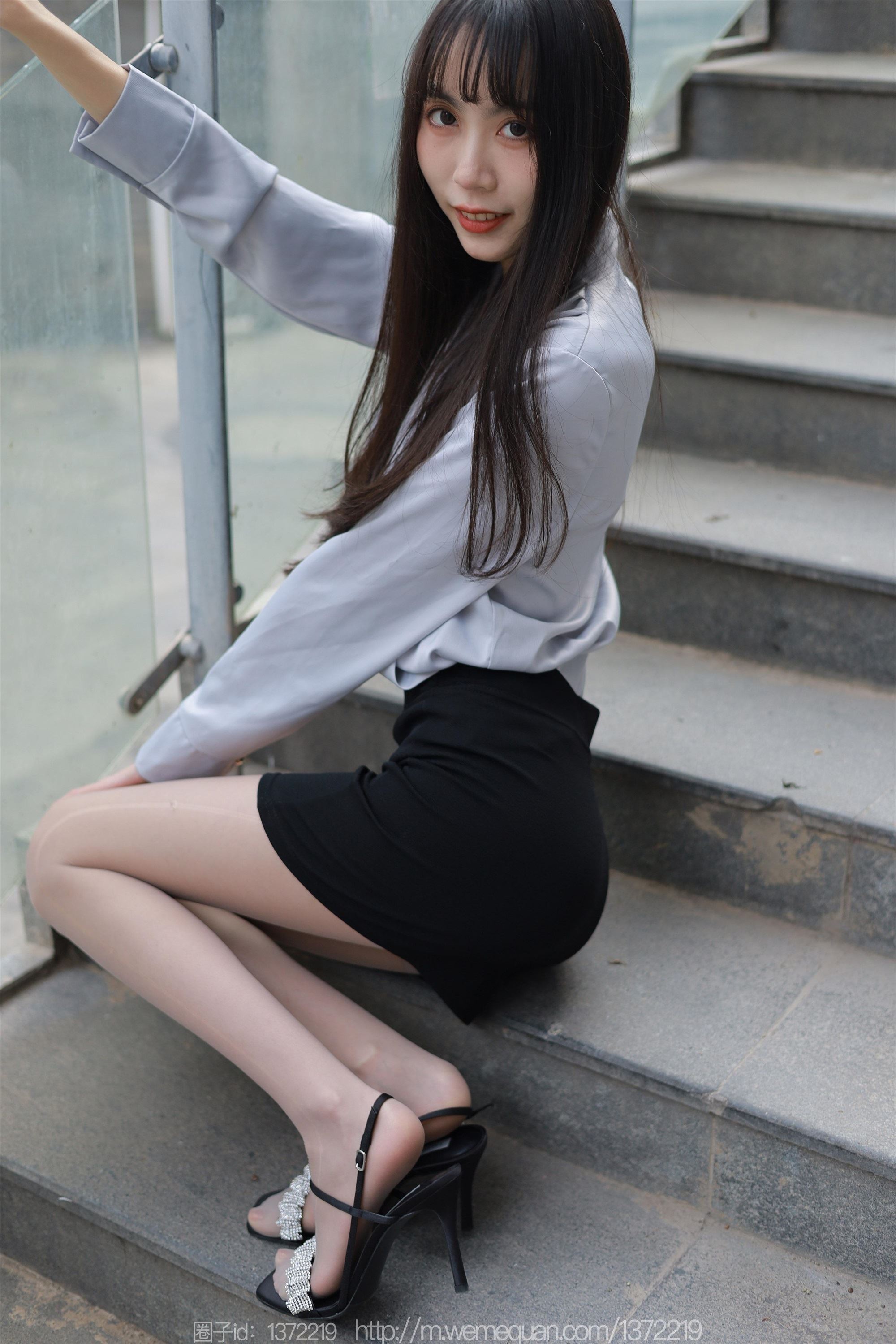 图片[50]-IESS异思趣向期期2023.03.02期丝享家期1378期团团《楼梯上的美人》-秀人网