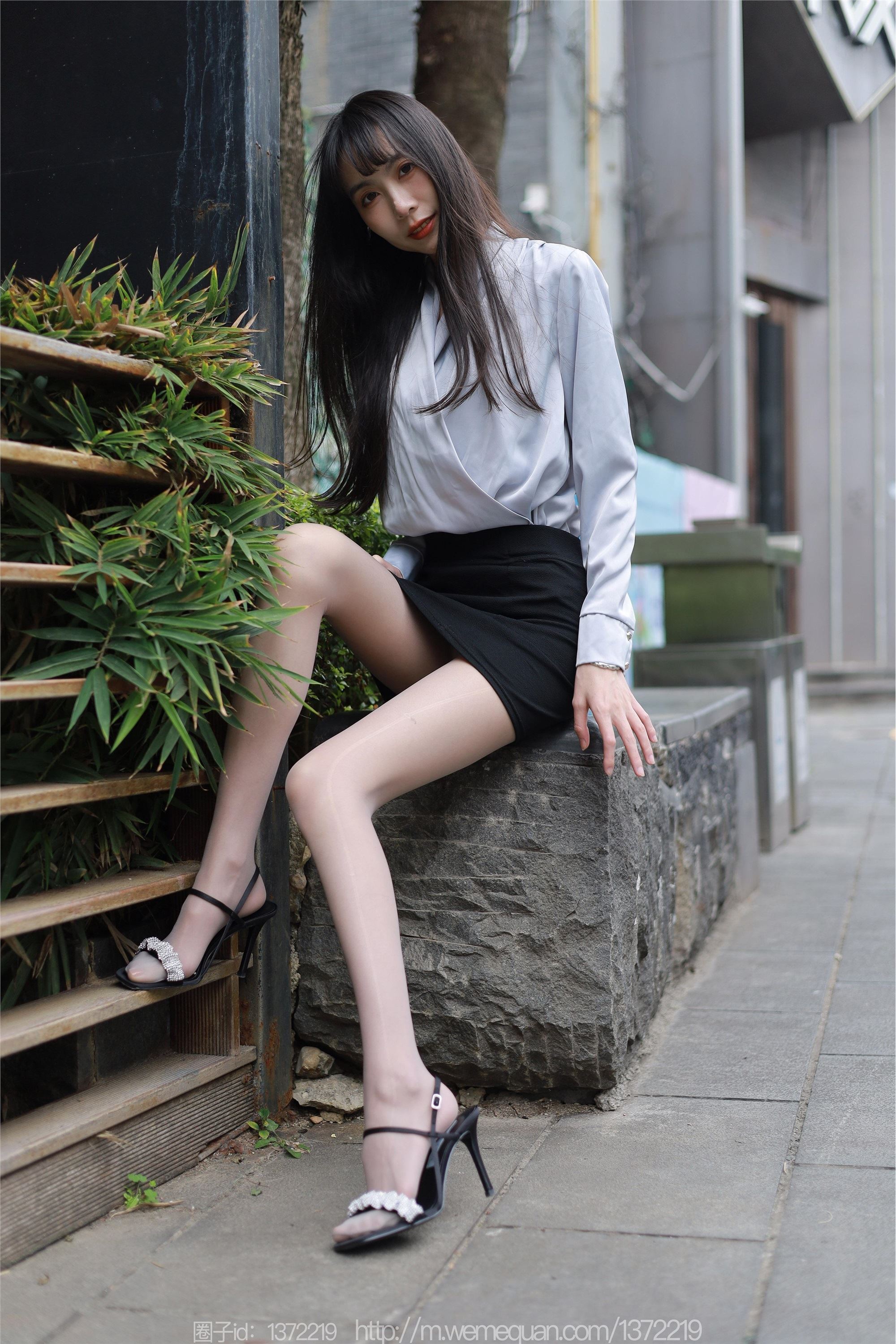 图片[8]-IESS异思趣向期期2023.03.02期丝享家期1378期团团《楼梯上的美人》-秀人网