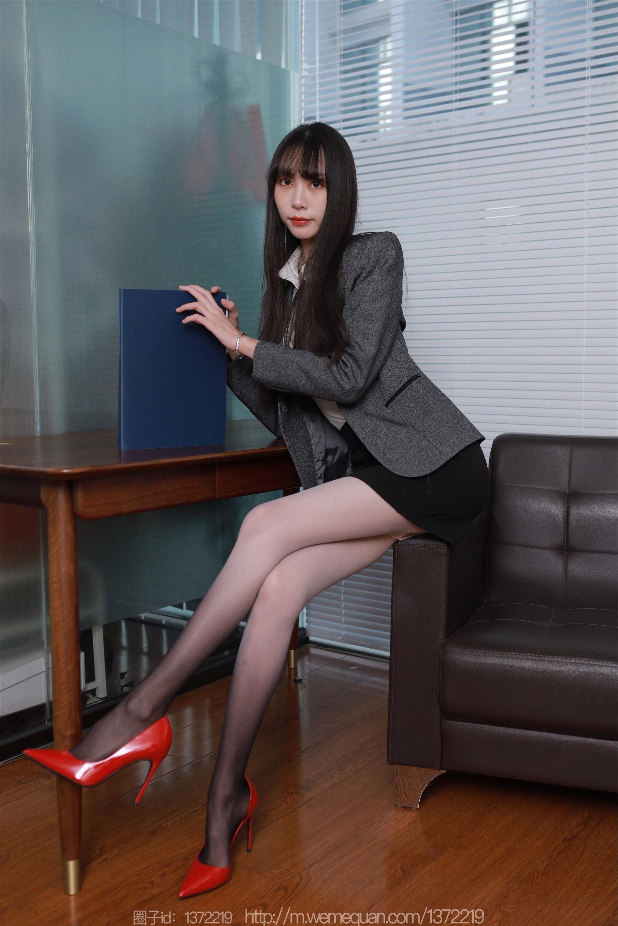 图片[2]-IESS异思趣向期期2023.03.12期丝享家期1388期团团《黑白灰渐变》-秀人网