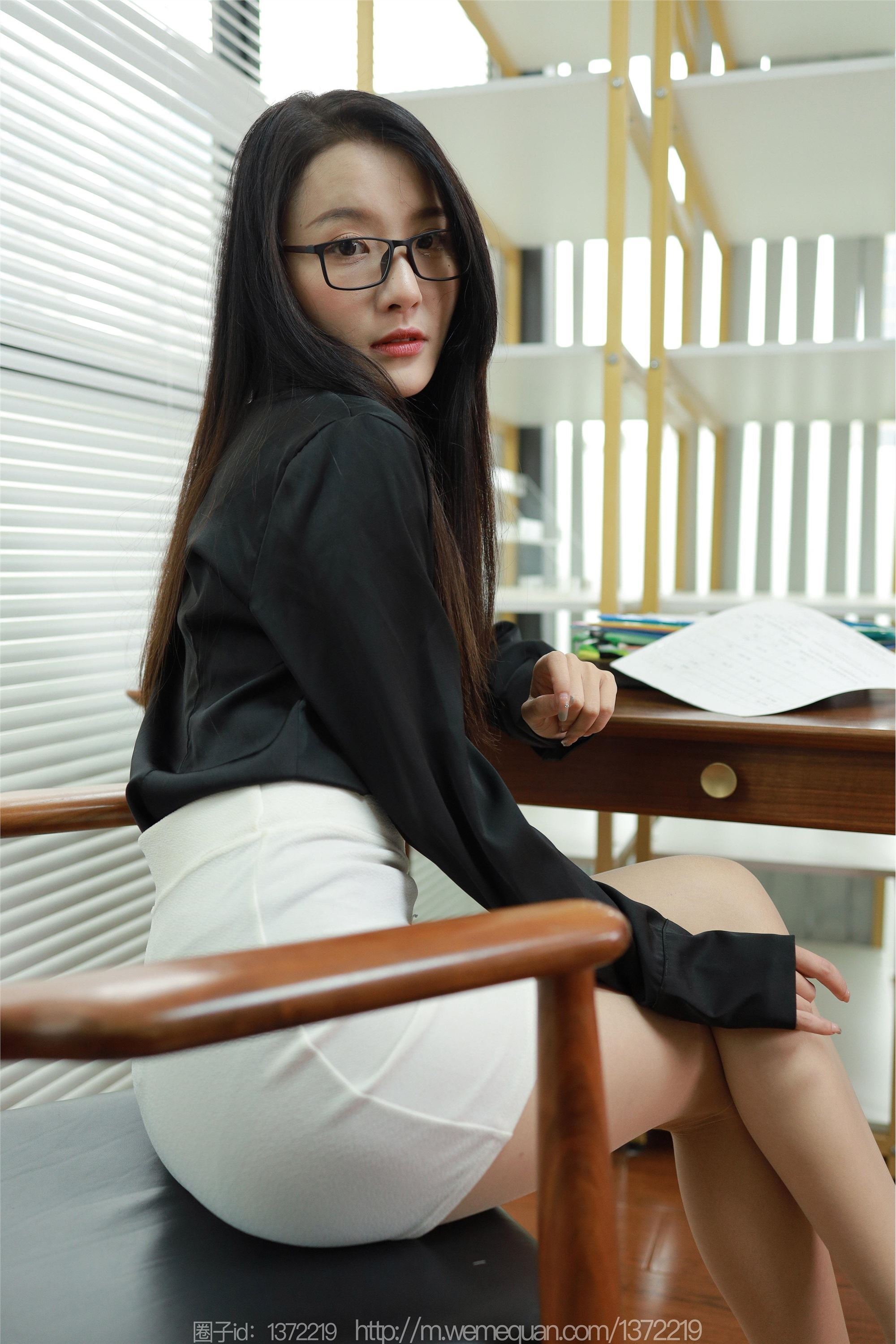 图片[2]-IESS异思趣向期期2023.03.19期丝享家期1395期婉萍《飞机最快，眼镜最坏》-秀人网