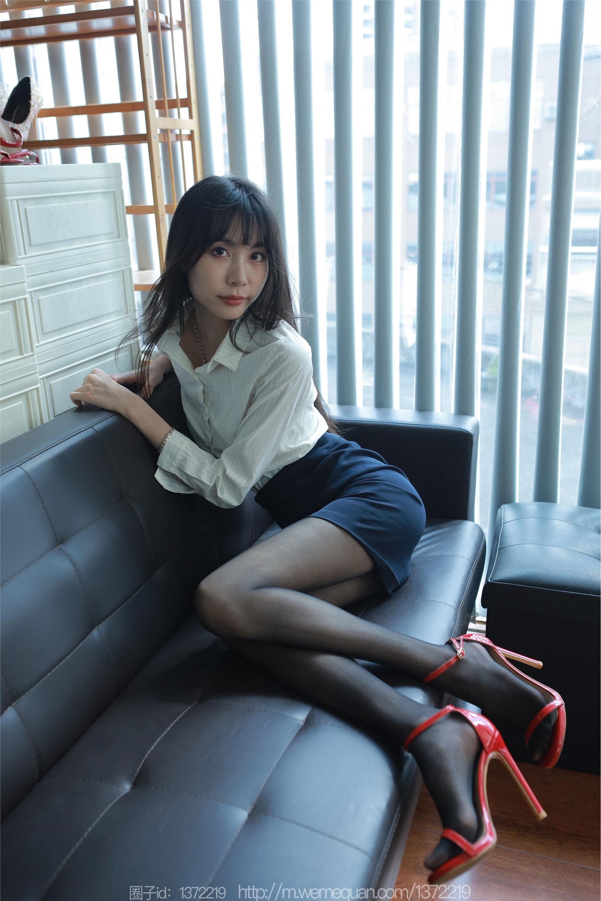 图片[8]-IESS异思趣向期期2023.08.06期丝享家期1499期团团《光影交错》-秀人网