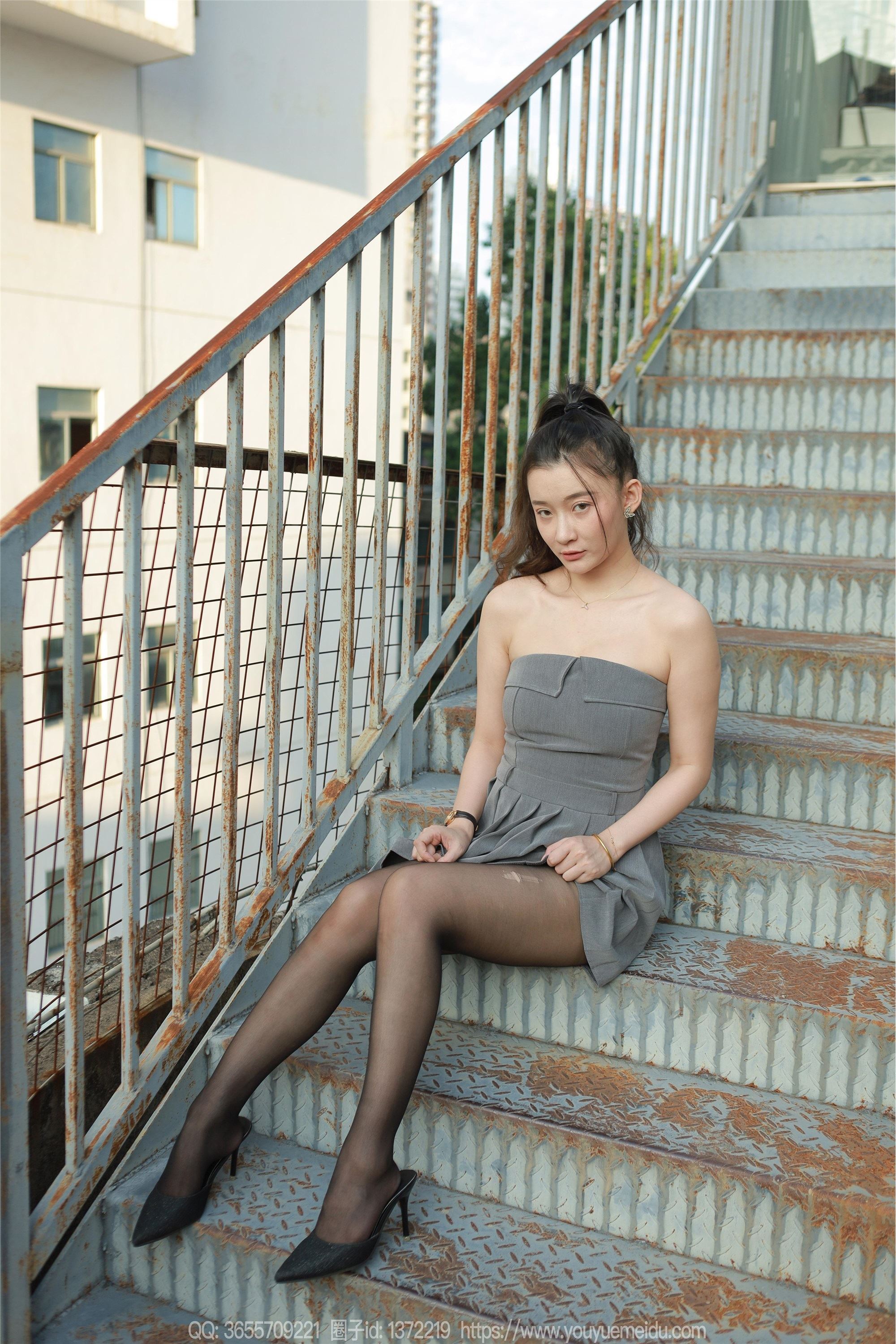 图片[2]-IESS异思趣向期期2023.11.01期丝享家期1574期秋秋《灰色小礼裙》-套图网