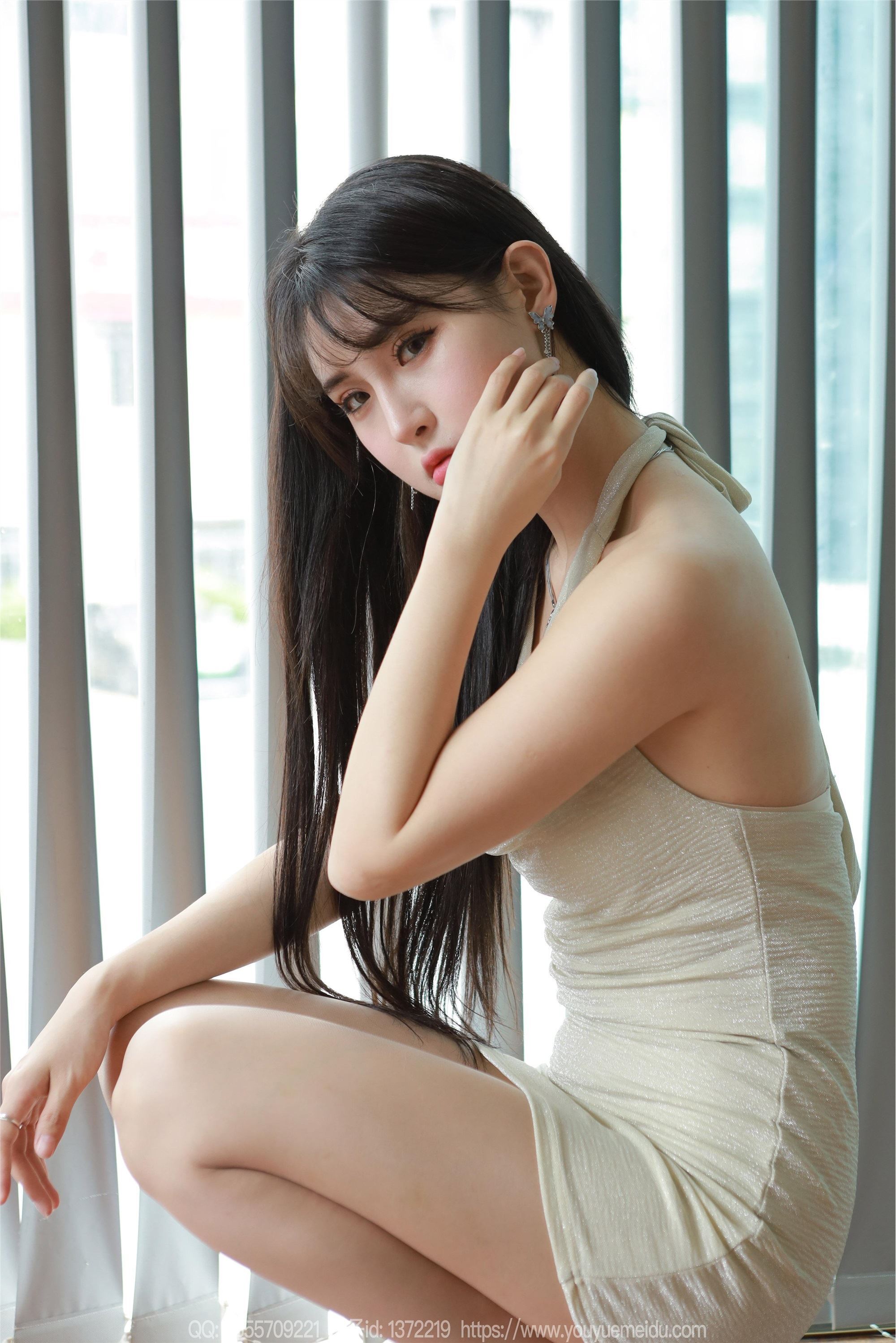 图片[3]-IESS异思趣向期期2024.05.31期丝享家期1756期小宝《挂脖包臀裙》-秀人网