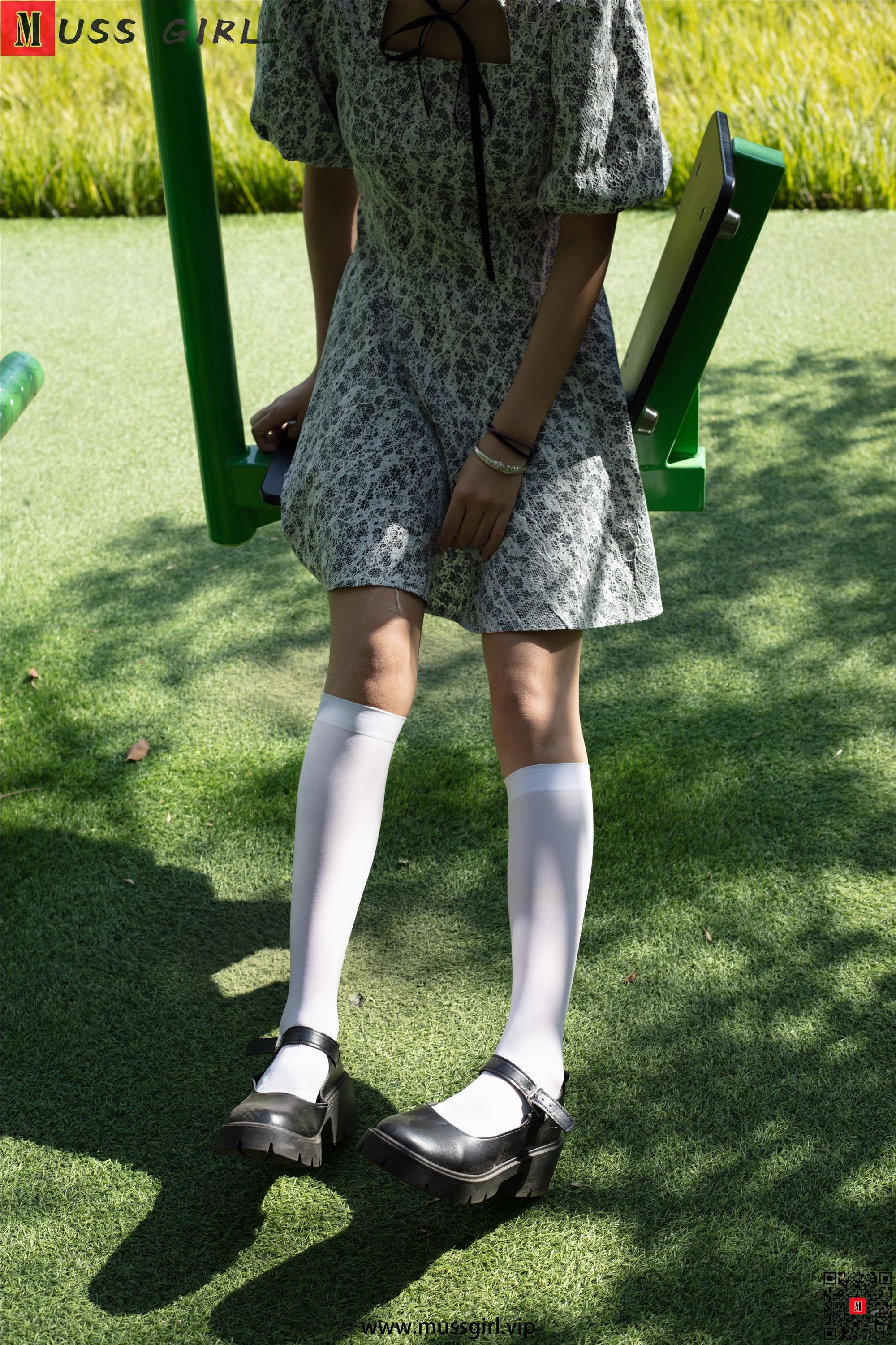 图片[2]-MussGirl慕丝女郎期期N第209期公园碎花裙过膝白丝-秀人网