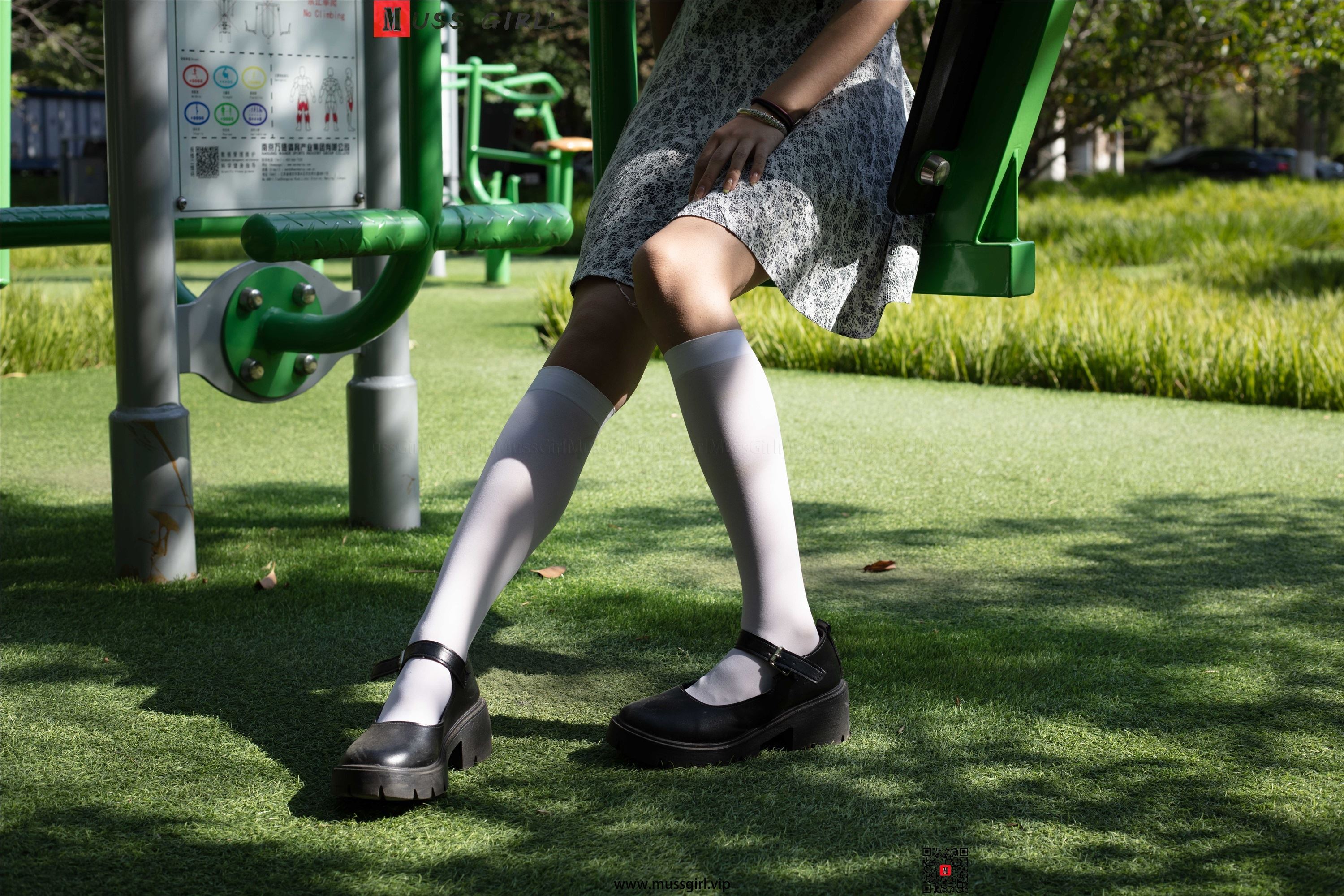 图片[4]-MussGirl慕丝女郎期期N第209期公园碎花裙过膝白丝-秀人网
