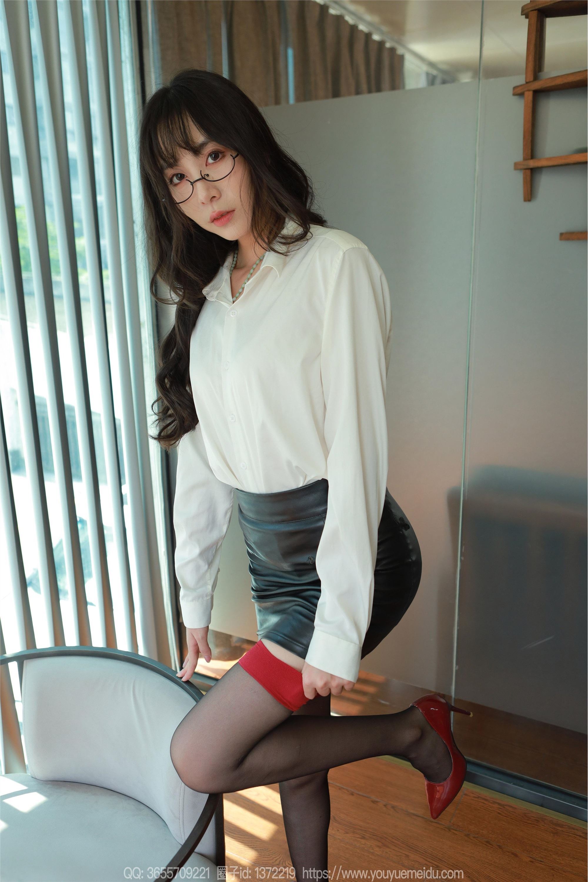 图片[2]-IESS异思趣向期期2024.10.04期丝享家期1863期团团《双红长腿》-秀人网