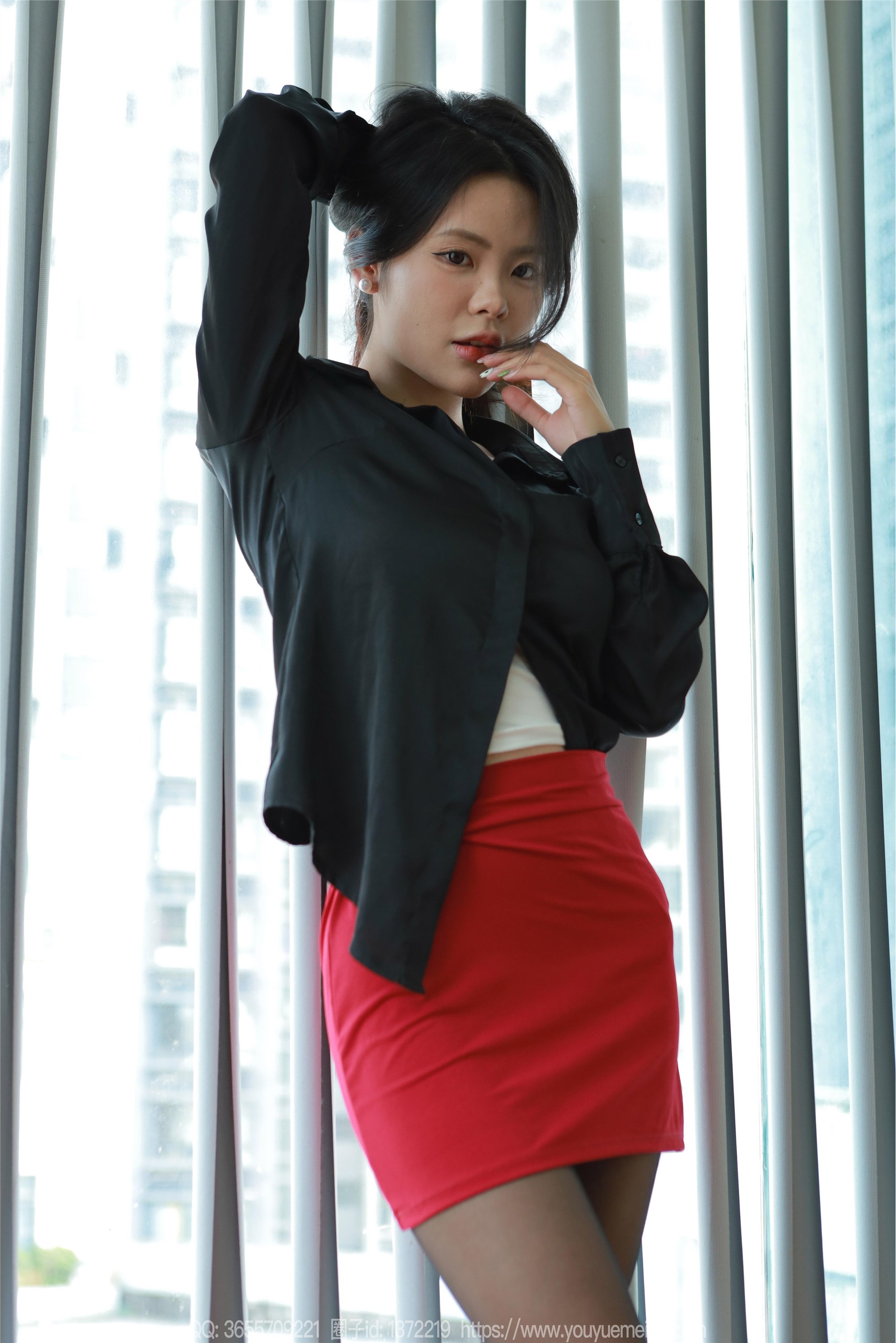 图片[3]-IESS异思趣向期期2024.10.10期丝享家期1868期兔兔《黑丝红裙（上）》-秀人网