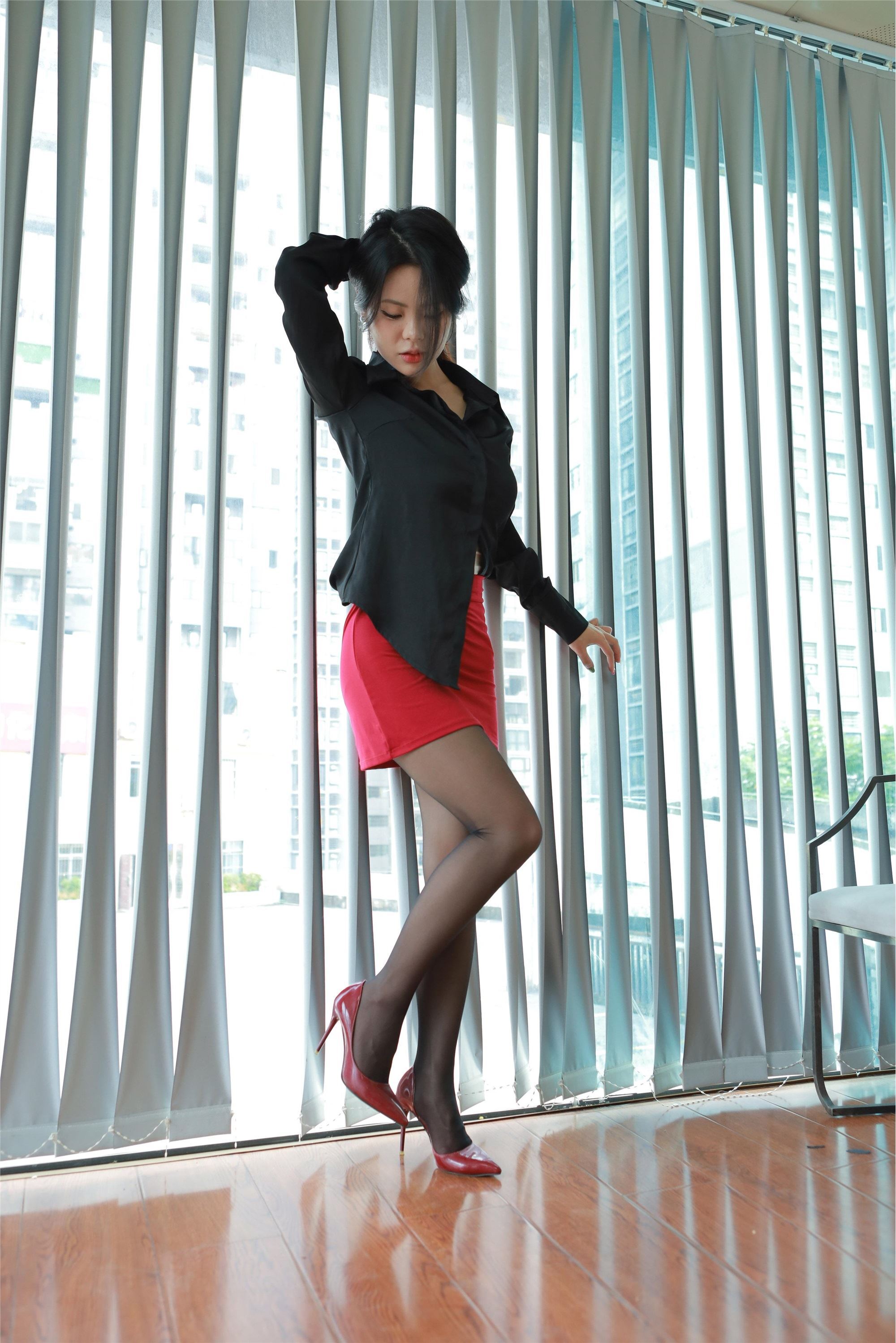 图片[4]-IESS异思趣向期期2024.10.10期丝享家期1868期兔兔《黑丝红裙（上）》-秀人网