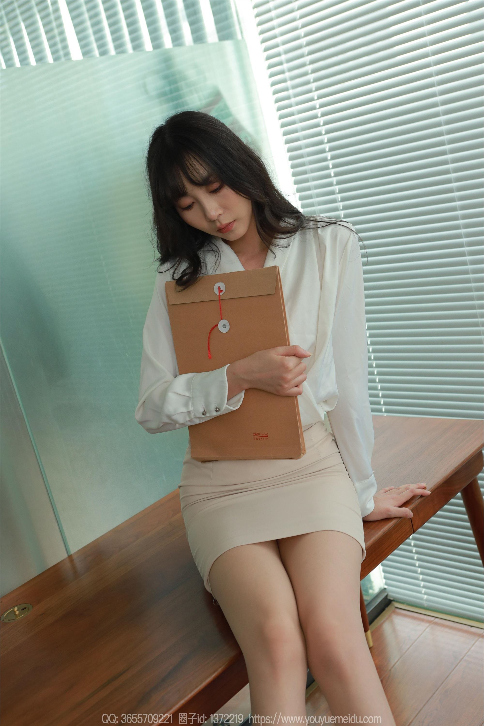 图片[2]-IESS异思趣向期期2024.11.04期丝享家期1889期团团《白鞋长腿》-套图网