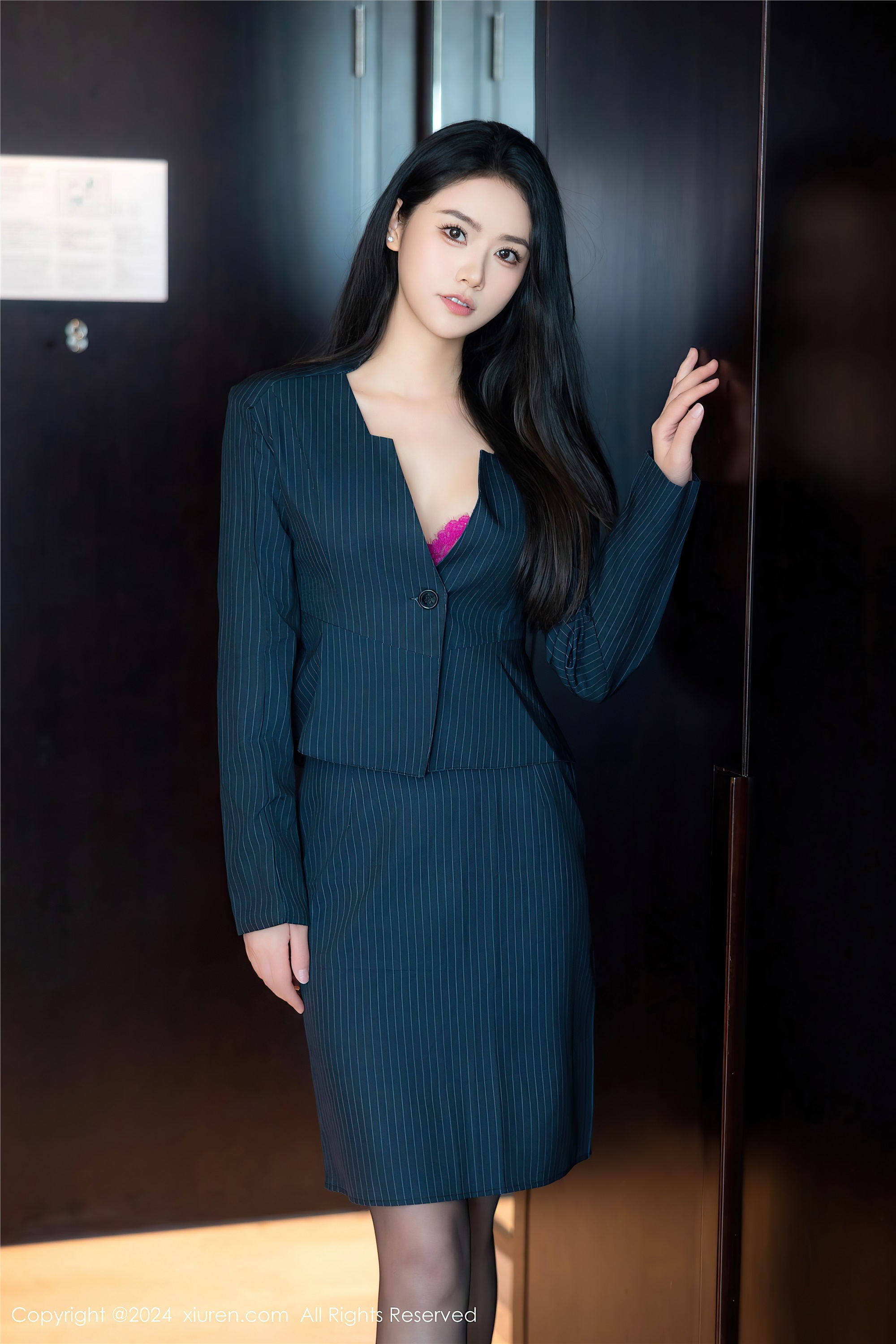 Xiuren秀人网期2024.12.10期N第9576期方子萱-套图网