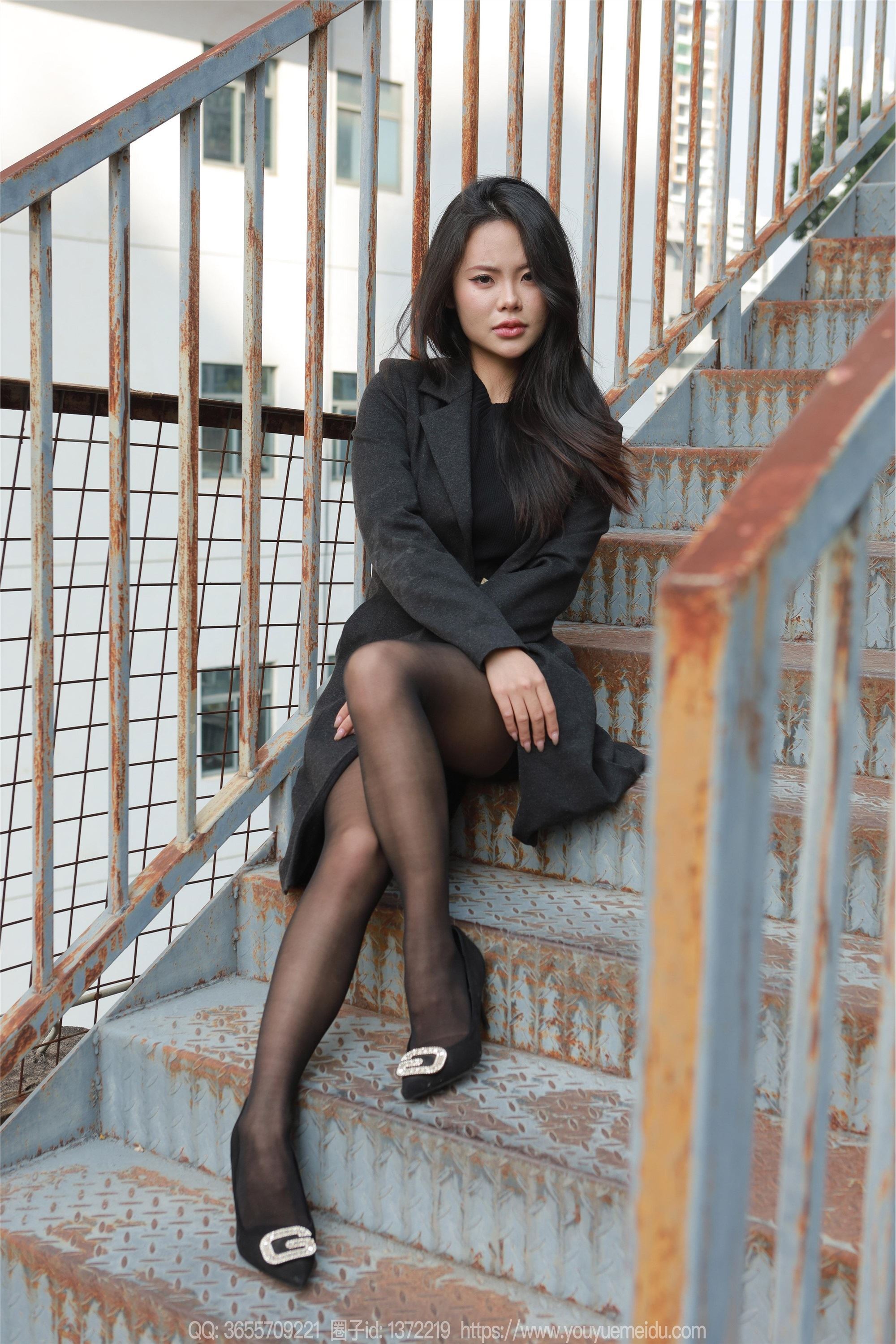 IESS异思趣向期期2025.01.02期丝享家期1940期兔兔《黑丝女人》-秀人网