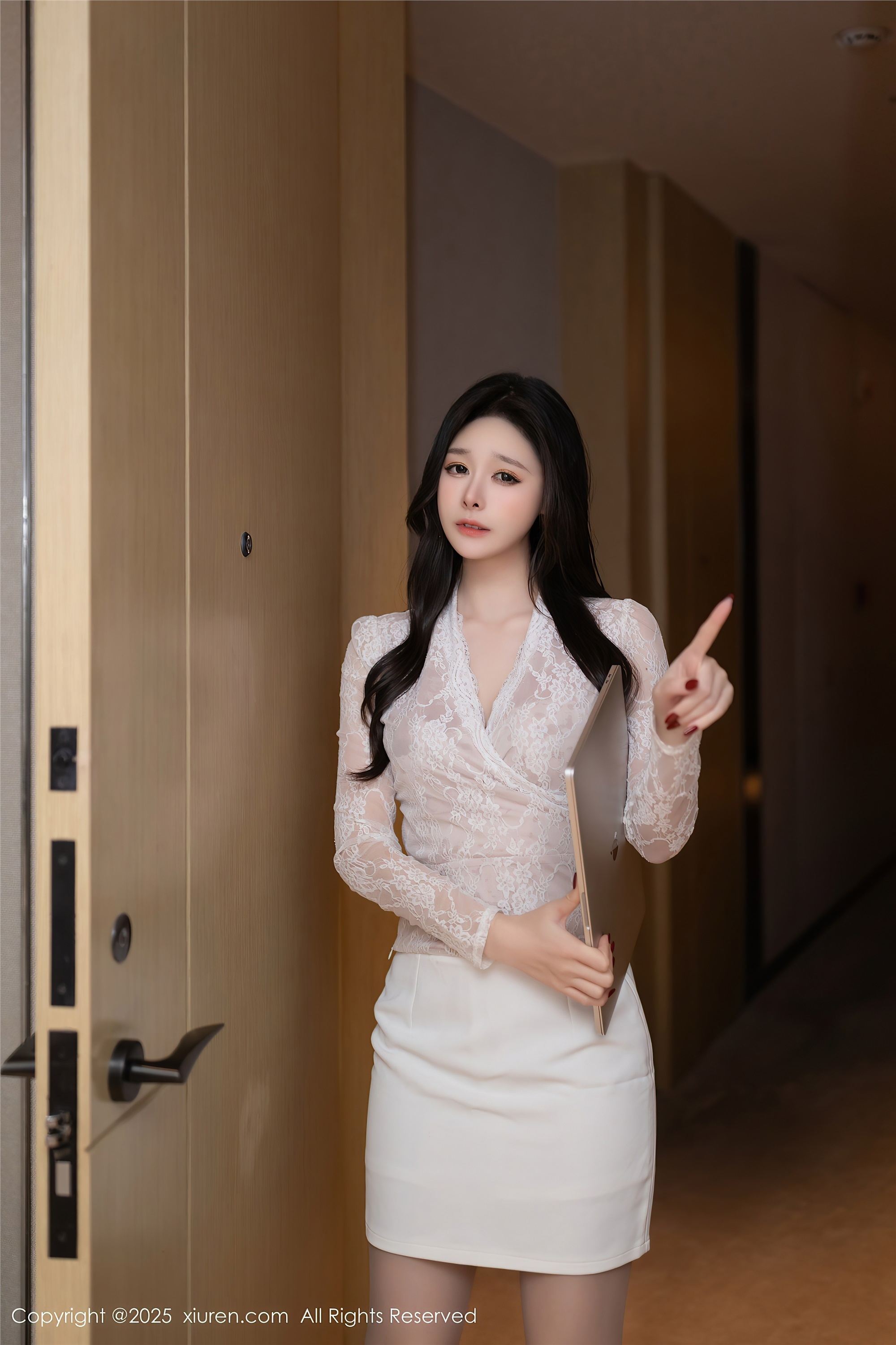 图片[2]-Xiuren秀人网期2025.04.11期N第10143期小逗逗-套图网