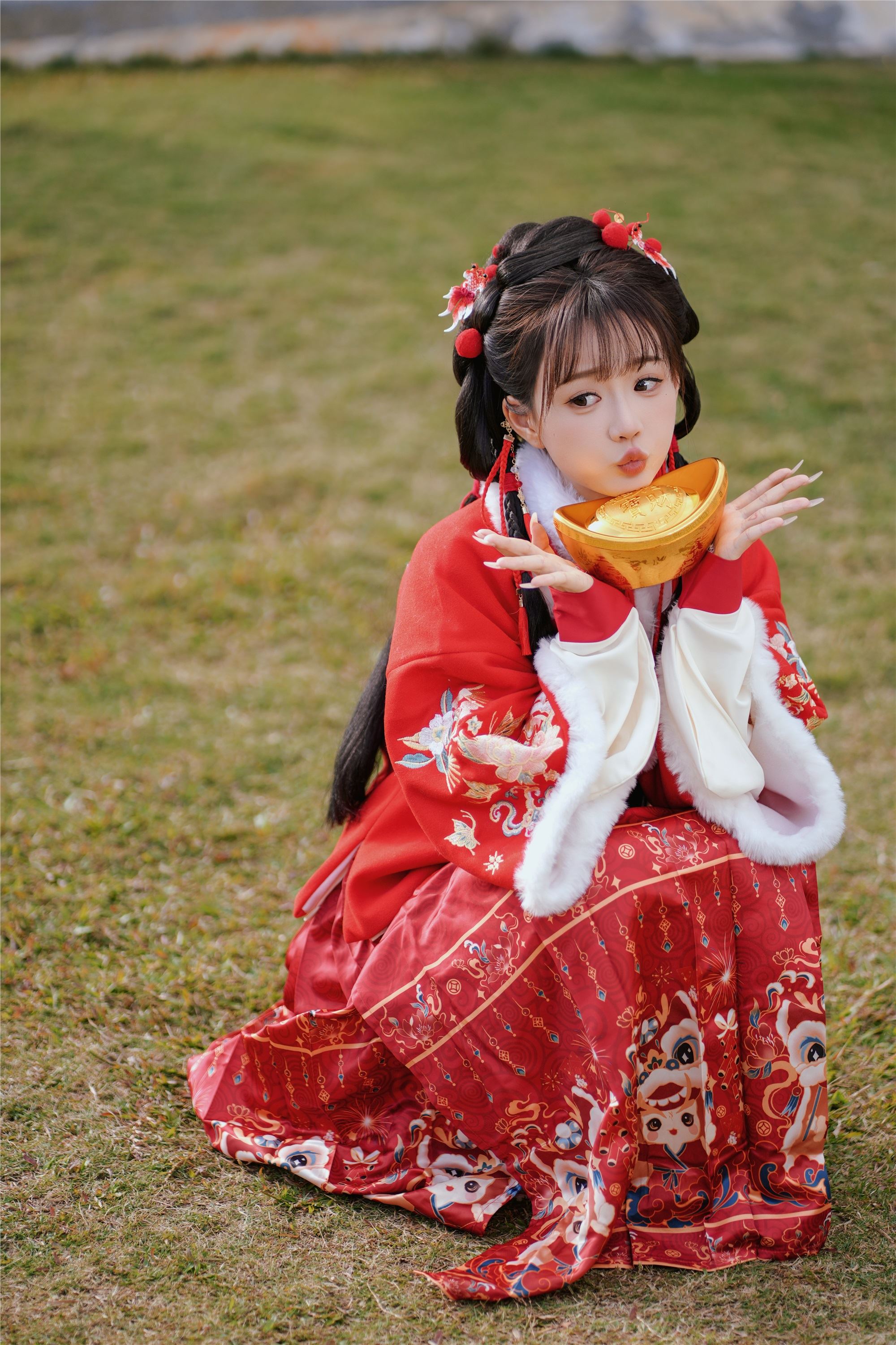 图片[3]-YITUYU艺图语期2025.01.31期红韵倩影期·期新年少女写真期甜心小鹿-套图网