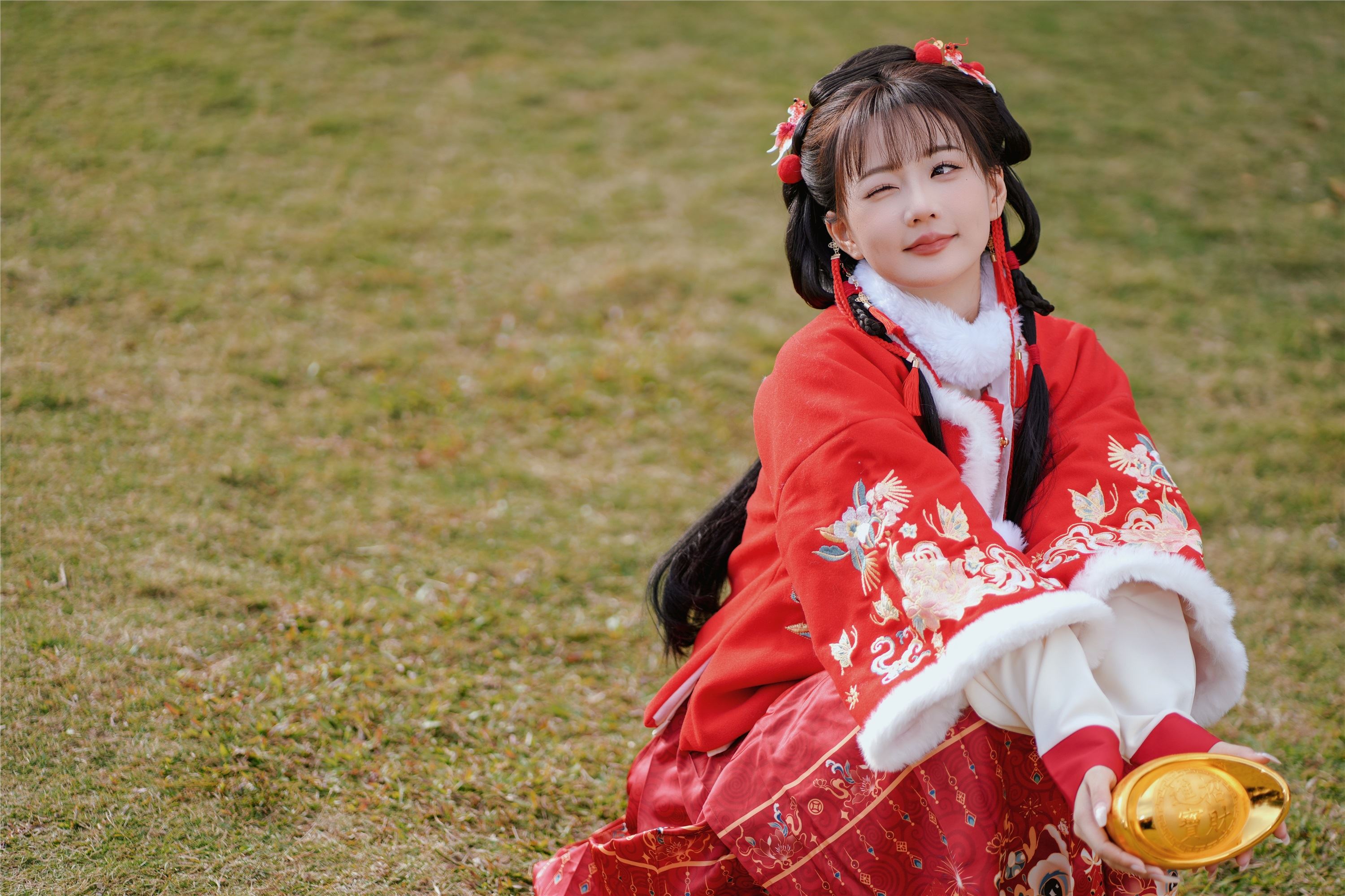 图片[4]-YITUYU艺图语期2025.01.31期红韵倩影期·期新年少女写真期甜心小鹿-套图网