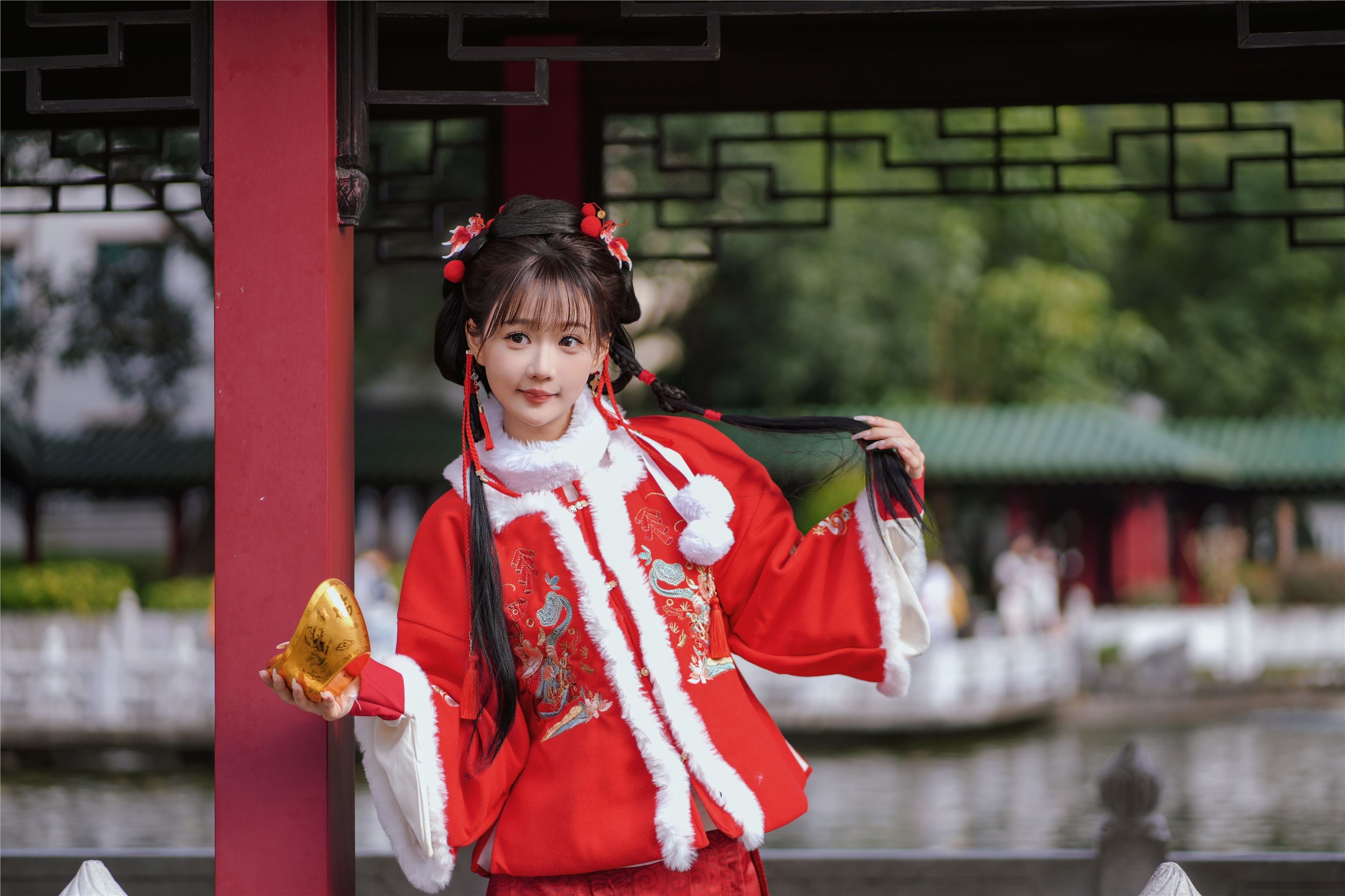 图片[5]-YITUYU艺图语期2025.01.31期红韵倩影期·期新年少女写真期甜心小鹿-套图网