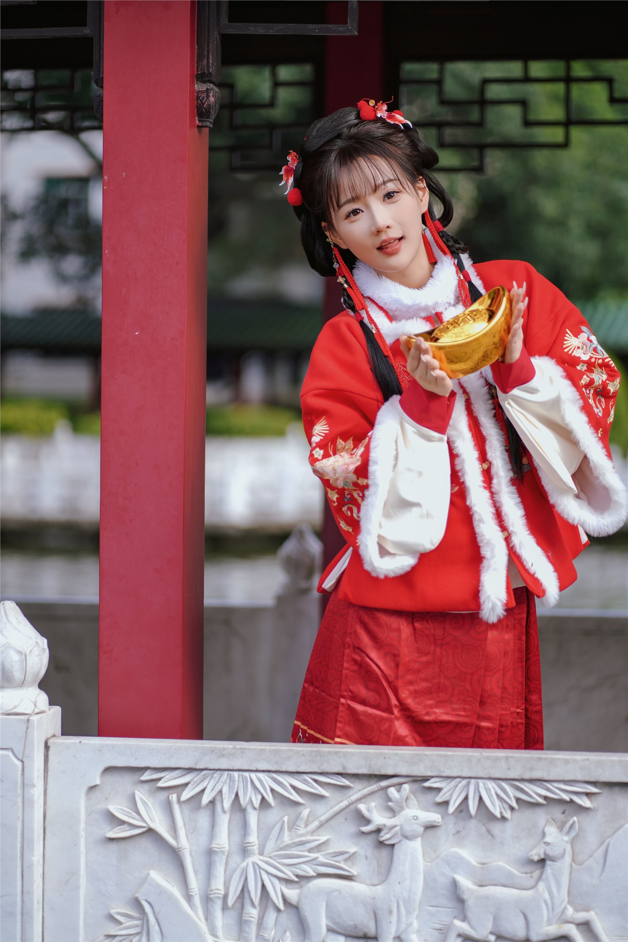 图片[7]-YITUYU艺图语期2025.01.31期红韵倩影期·期新年少女写真期甜心小鹿-套图网