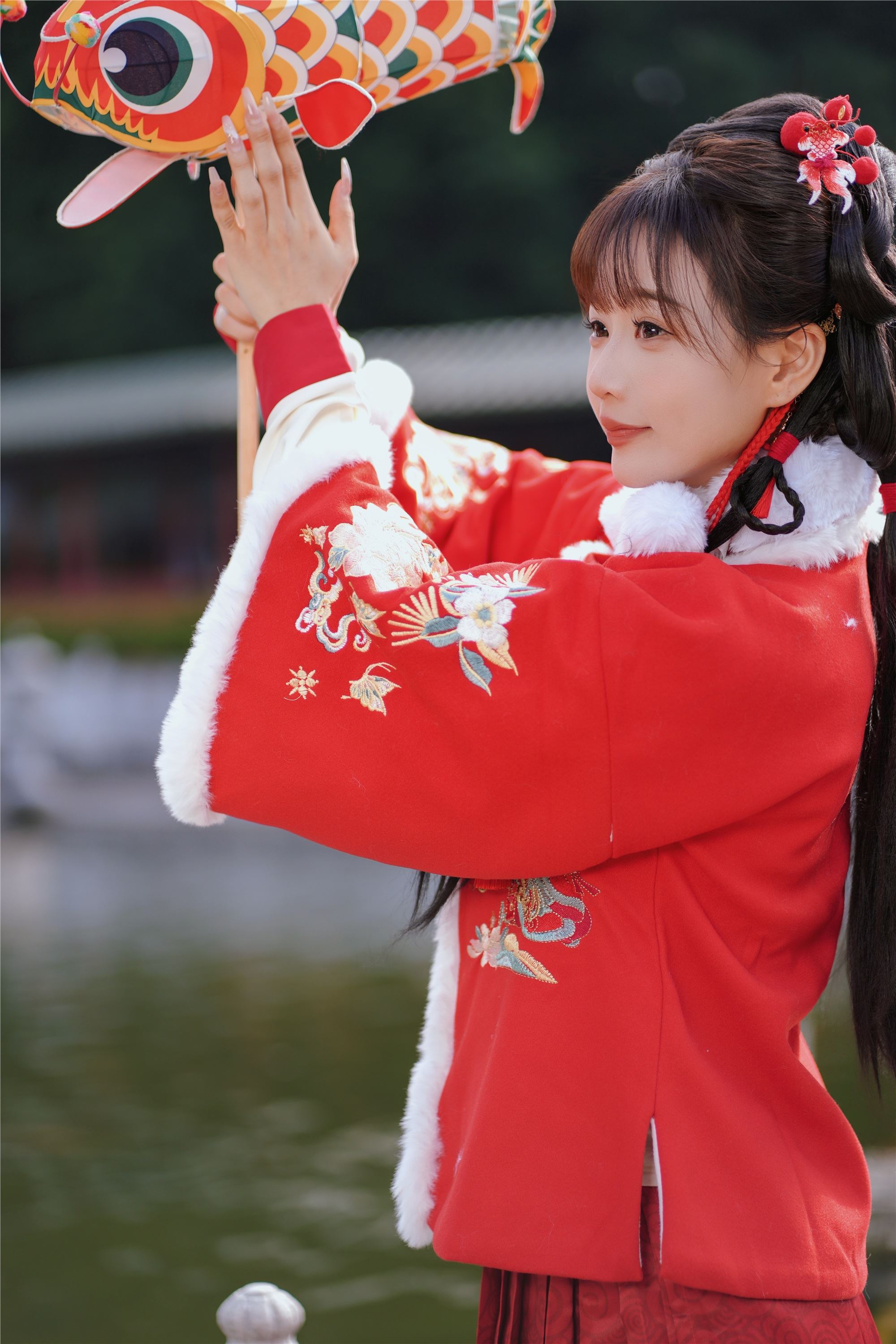 图片[8]-YITUYU艺图语期2025.01.31期红韵倩影期·期新年少女写真期甜心小鹿-套图网