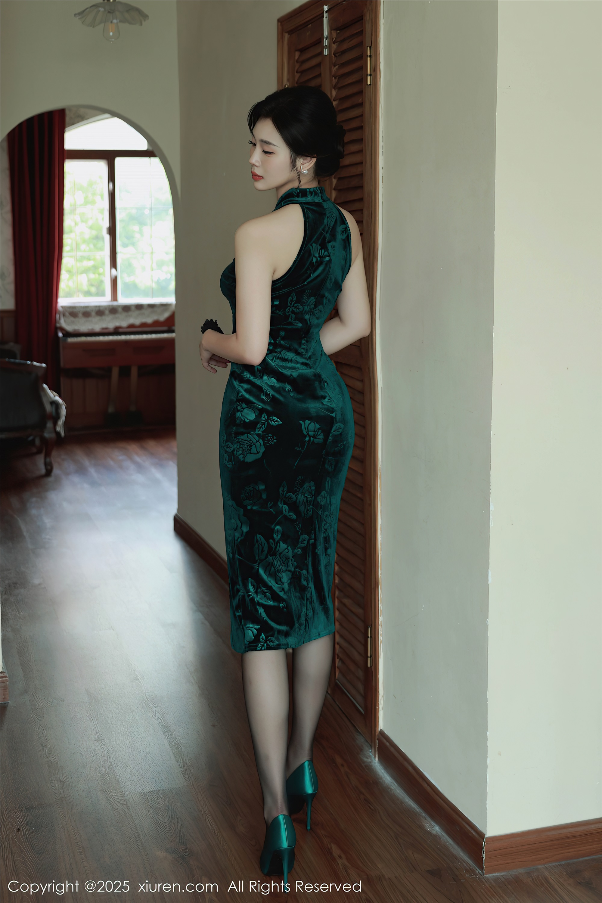 图片[2]-Xiuren秀人网期2025.11.07期N第10962期南乔-套图网