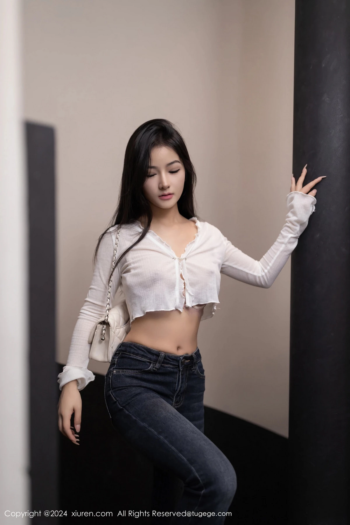   [XiuRen]高清写真图 2024.03.20 No.8262 小茶茶tea 丝袜美臀第6张图片