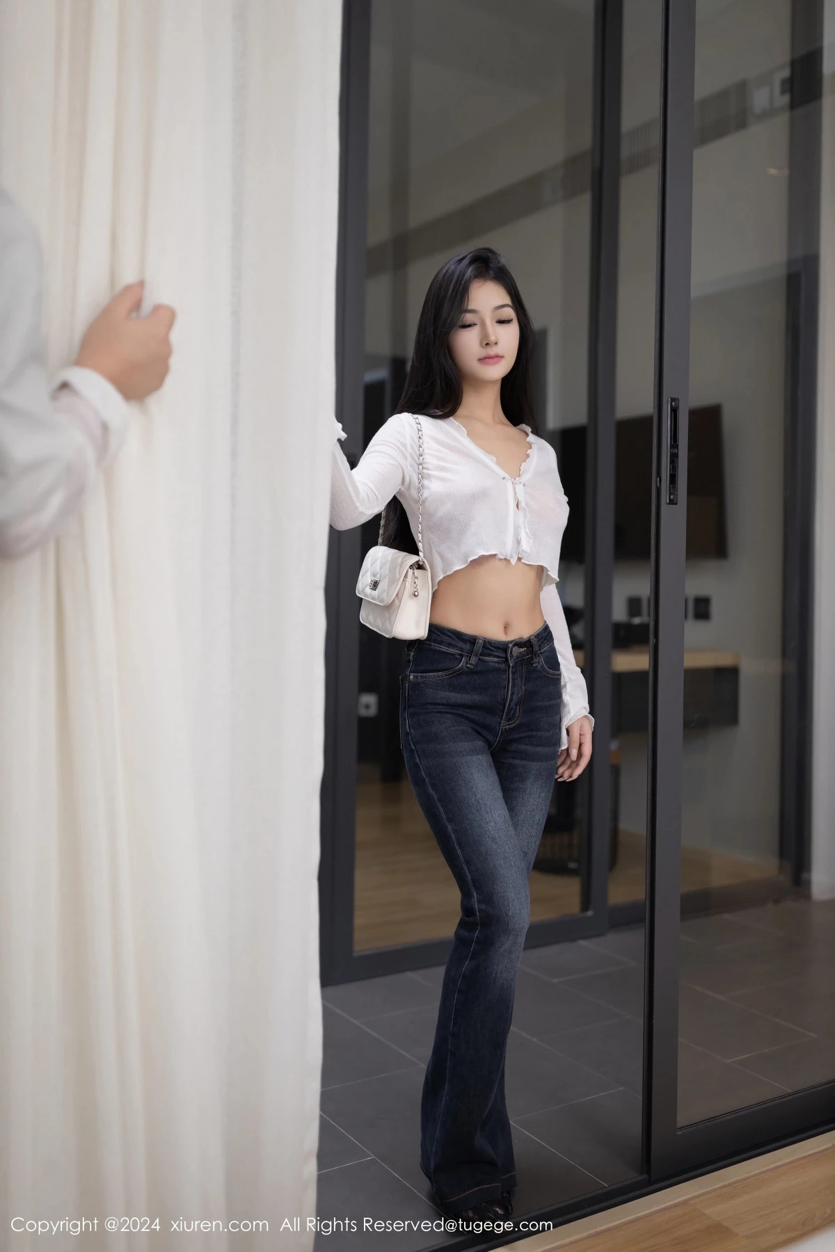   [XiuRen]高清写真图 2024.03.20 No.8262 小茶茶tea 丝袜美臀第8张图片