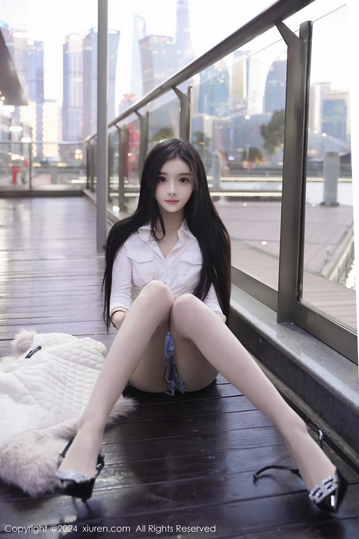 [XiuRen]高清写真图 2024.03.20 No.8261 龙雪儿 清纯美腿-蕾丝猫