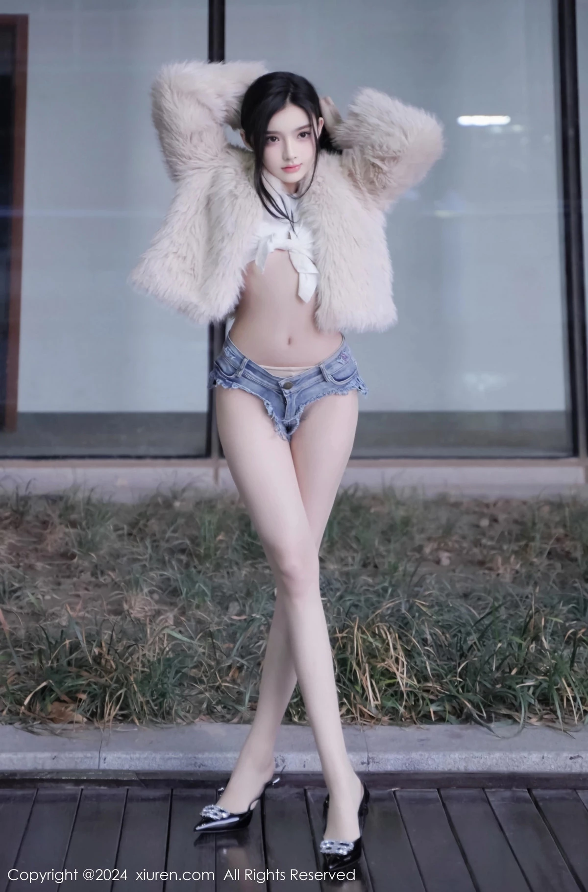   [XiuRen]高清写真图 2024.03.20 No.8261 龙雪儿 清纯美腿第2张图片