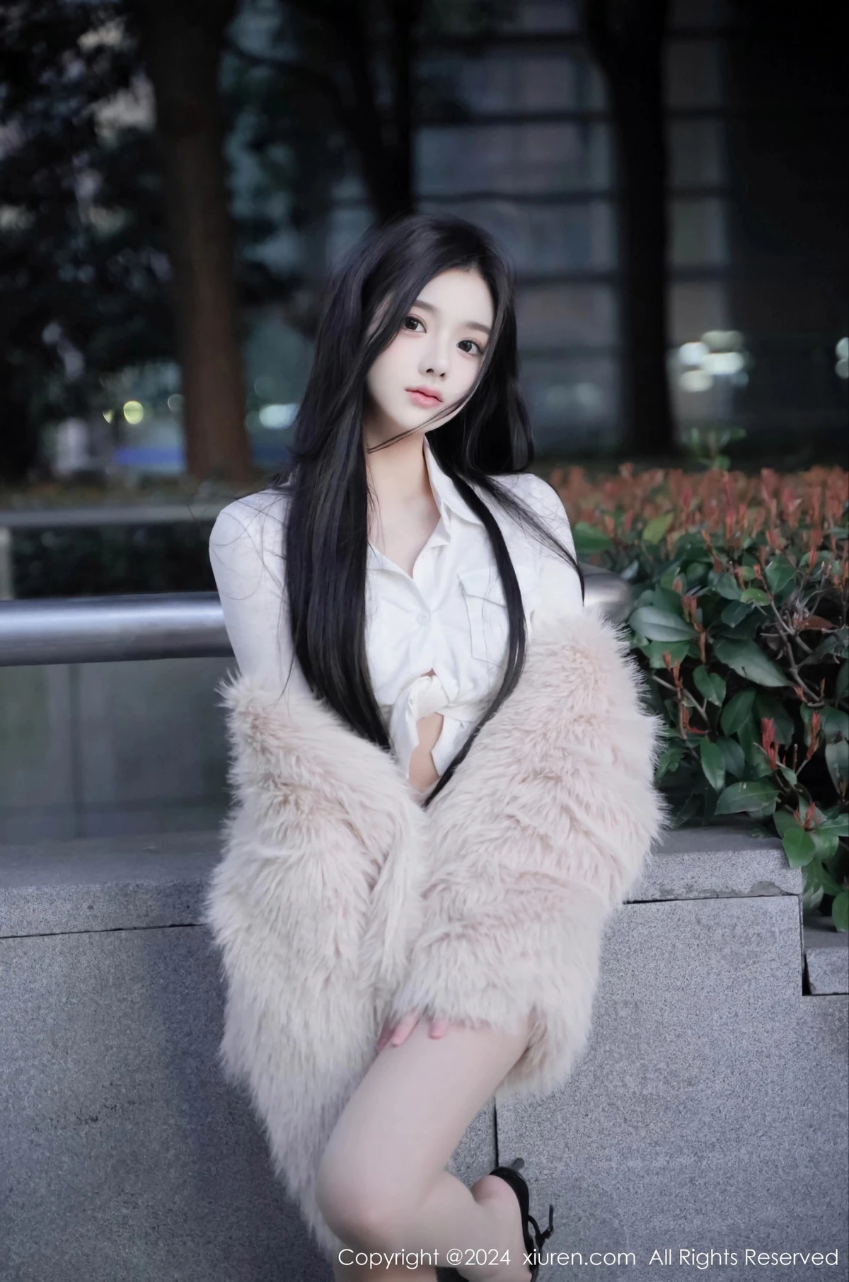   [XiuRen]高清写真图 2024.03.20 No.8261 龙雪儿 清纯美腿第3张图片