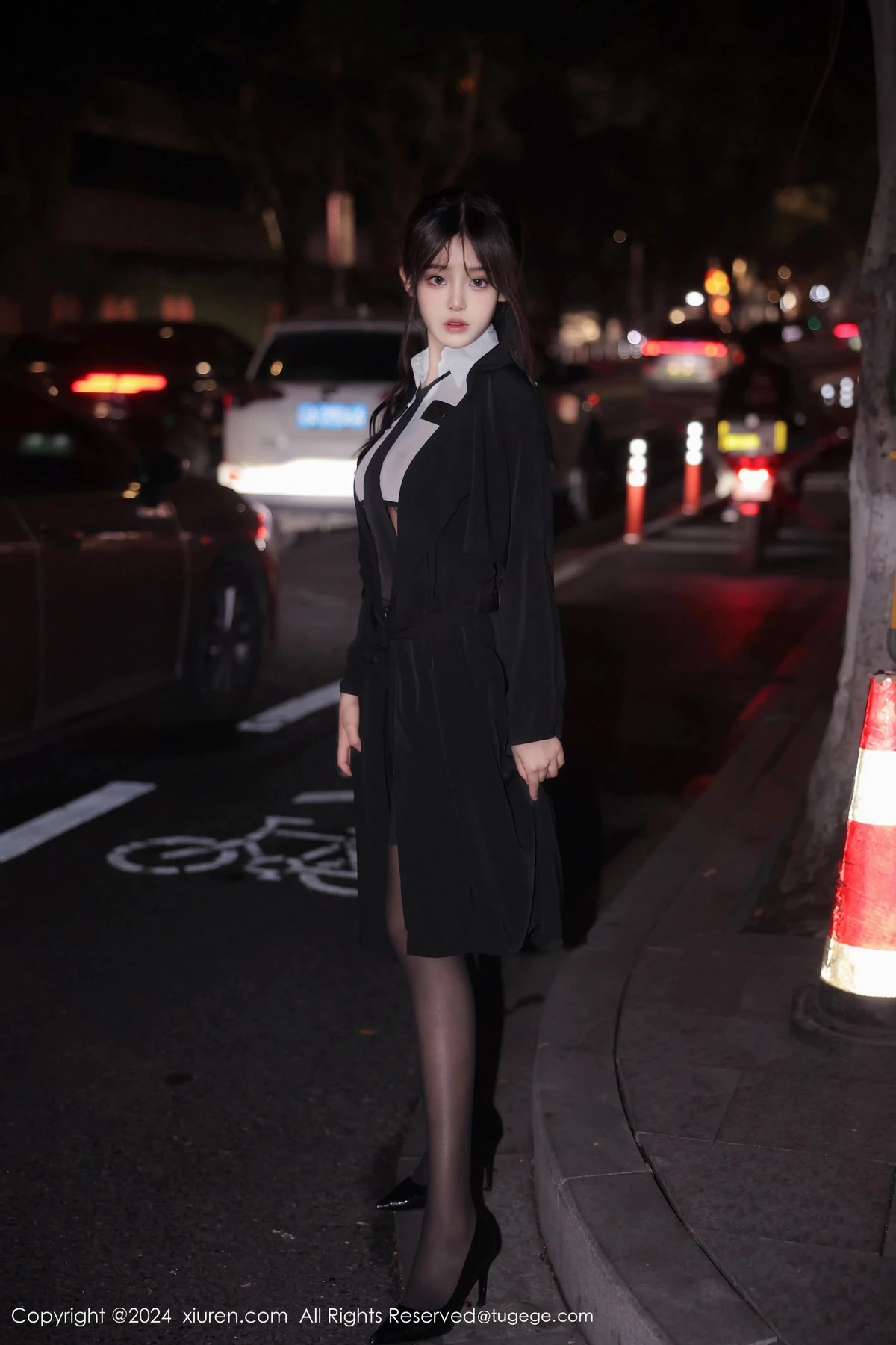   [XiuRen]高清写真图 2024.03.21 No.8265 王心悦 美腿黑丝第4张图片