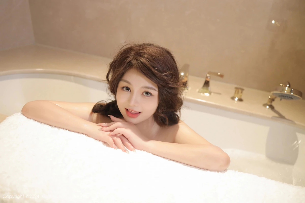   [XiuRen]高清写真图 2024.04.01 No.8323 沈思怡 美臀性感第2张图片