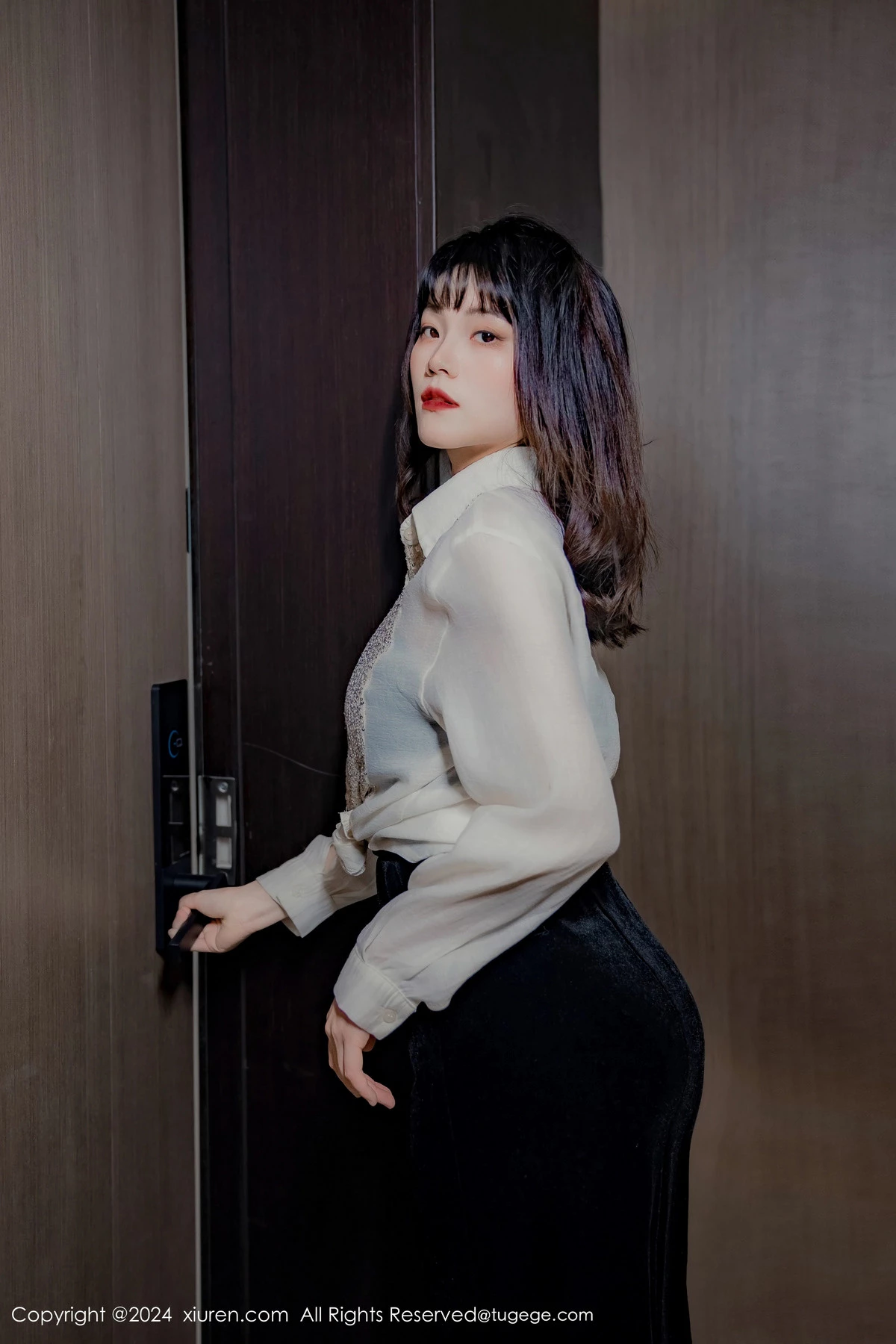   [XiuRen]高清写真图 2024.04.08 No.8353 唐安诺 美腿黑丝第8张图片