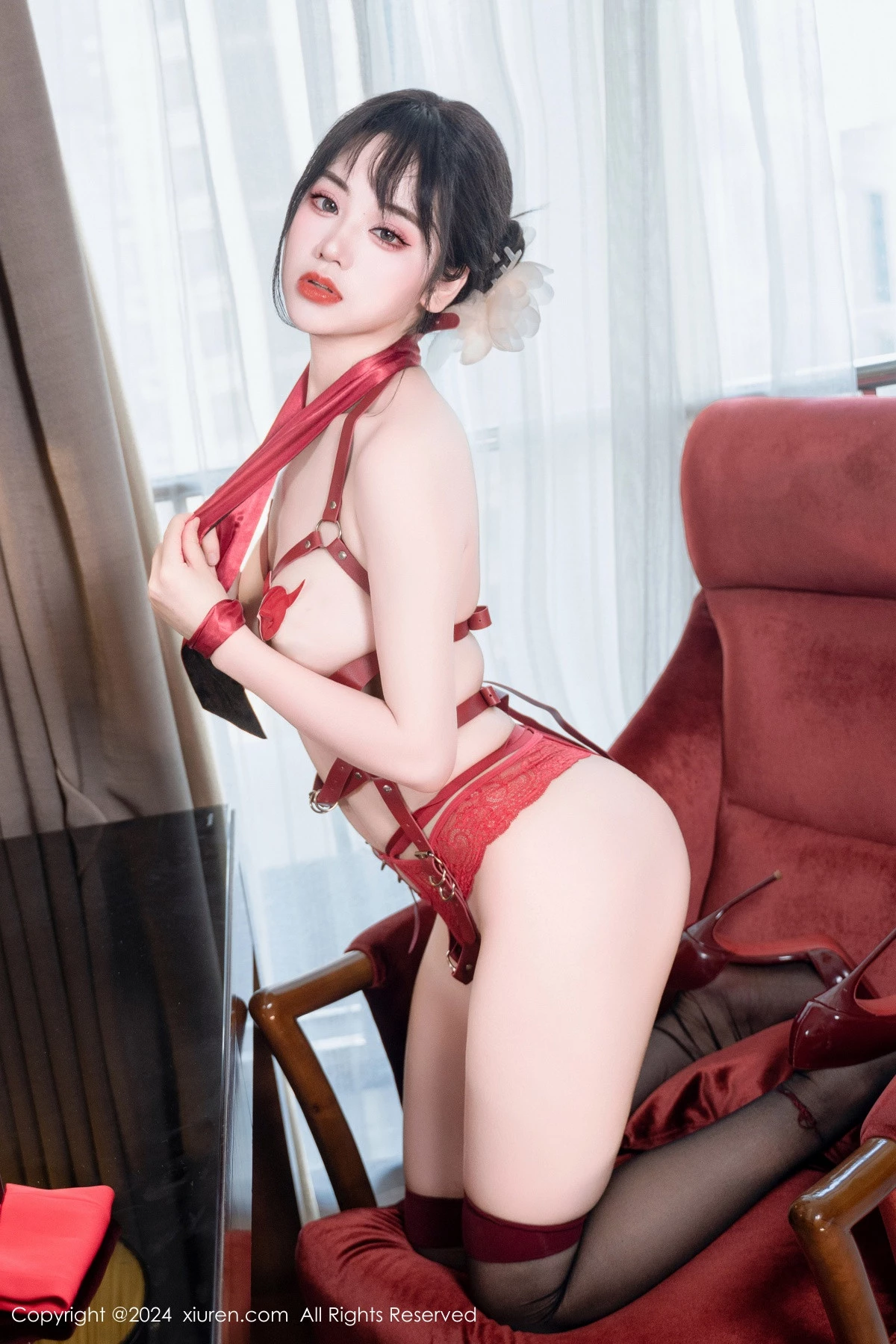   [XiuRen]高清写真图 2024.04.09 No.8360 汐汐爱吃草莓 性感美腿第6张图片