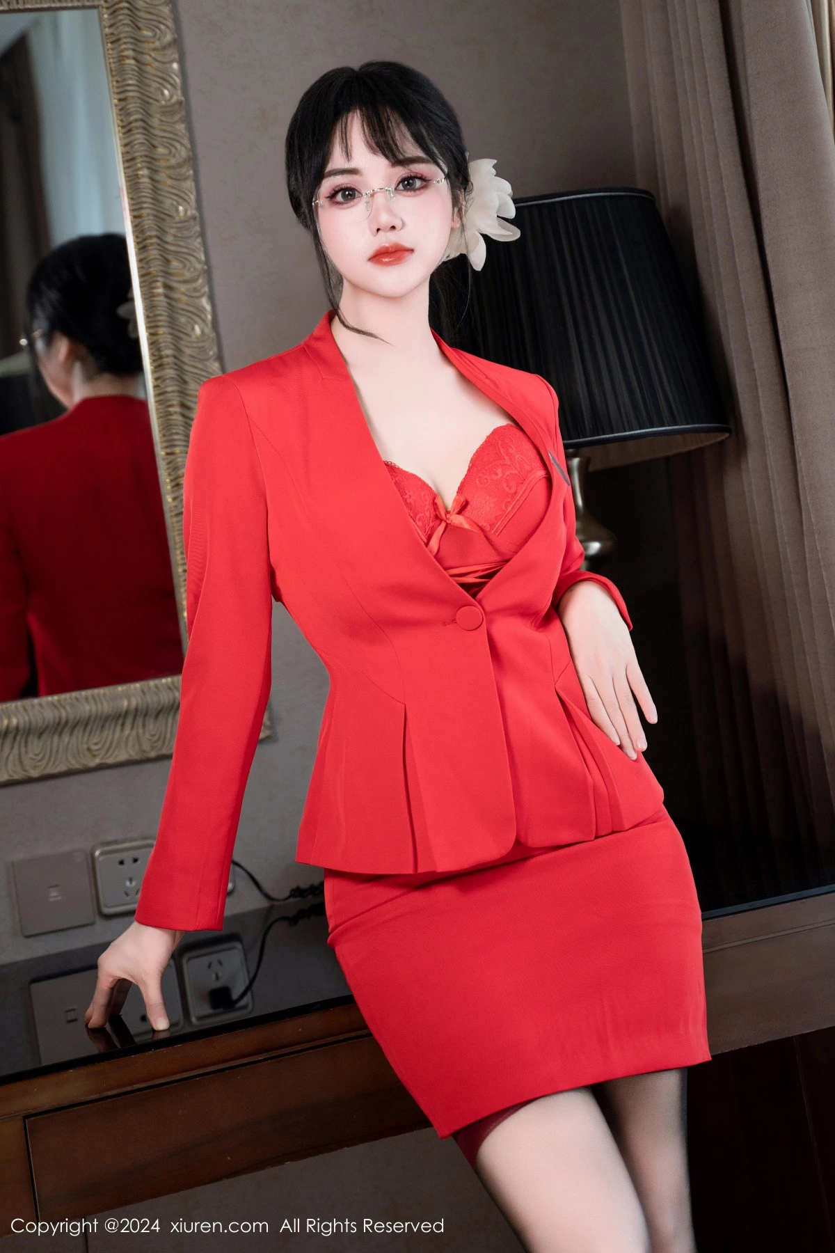   [XiuRen]高清写真图 2024.04.09 No.8360 汐汐爱吃草莓 性感美腿第7张图片