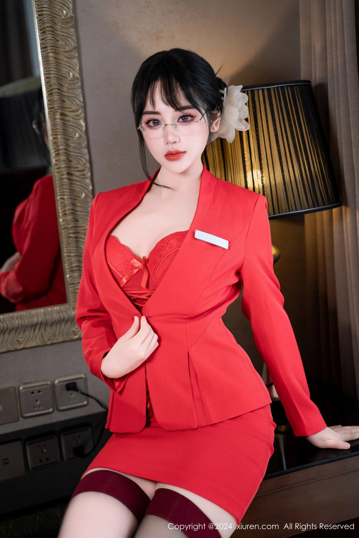   [XiuRen]高清写真图 2024.04.09 No.8360 汐汐爱吃草莓 性感美腿第10张图片