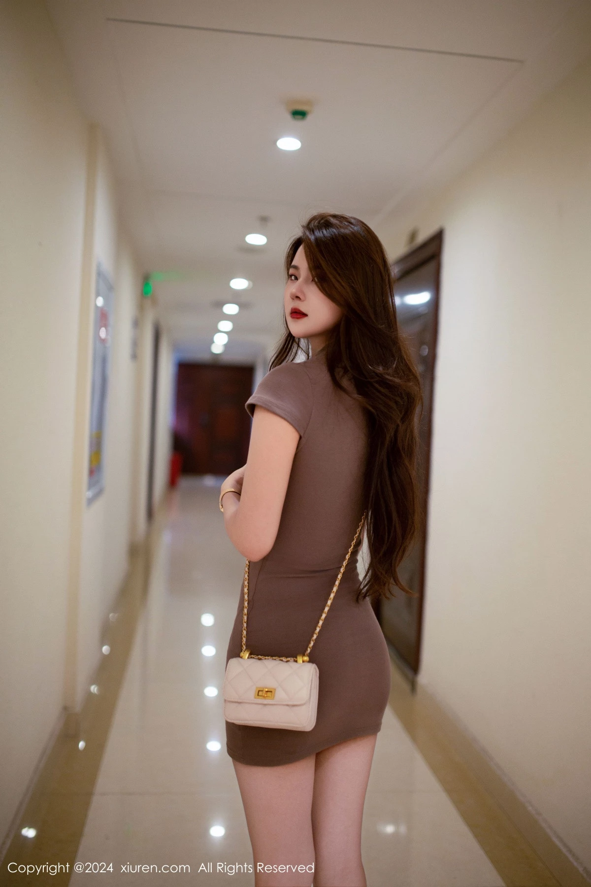   [XiuRen]高清写真图 2024.04.09 No.8359 仙女爱自由 美腿性感第6张图片