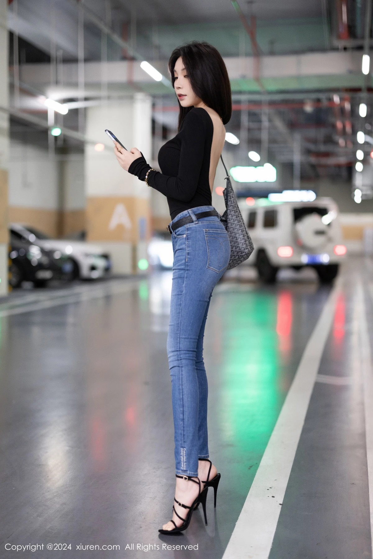   [XiuRen]高清写真图 2024.04.12 No.8385 徐莉芝Booty 黑丝美腿第3张图片