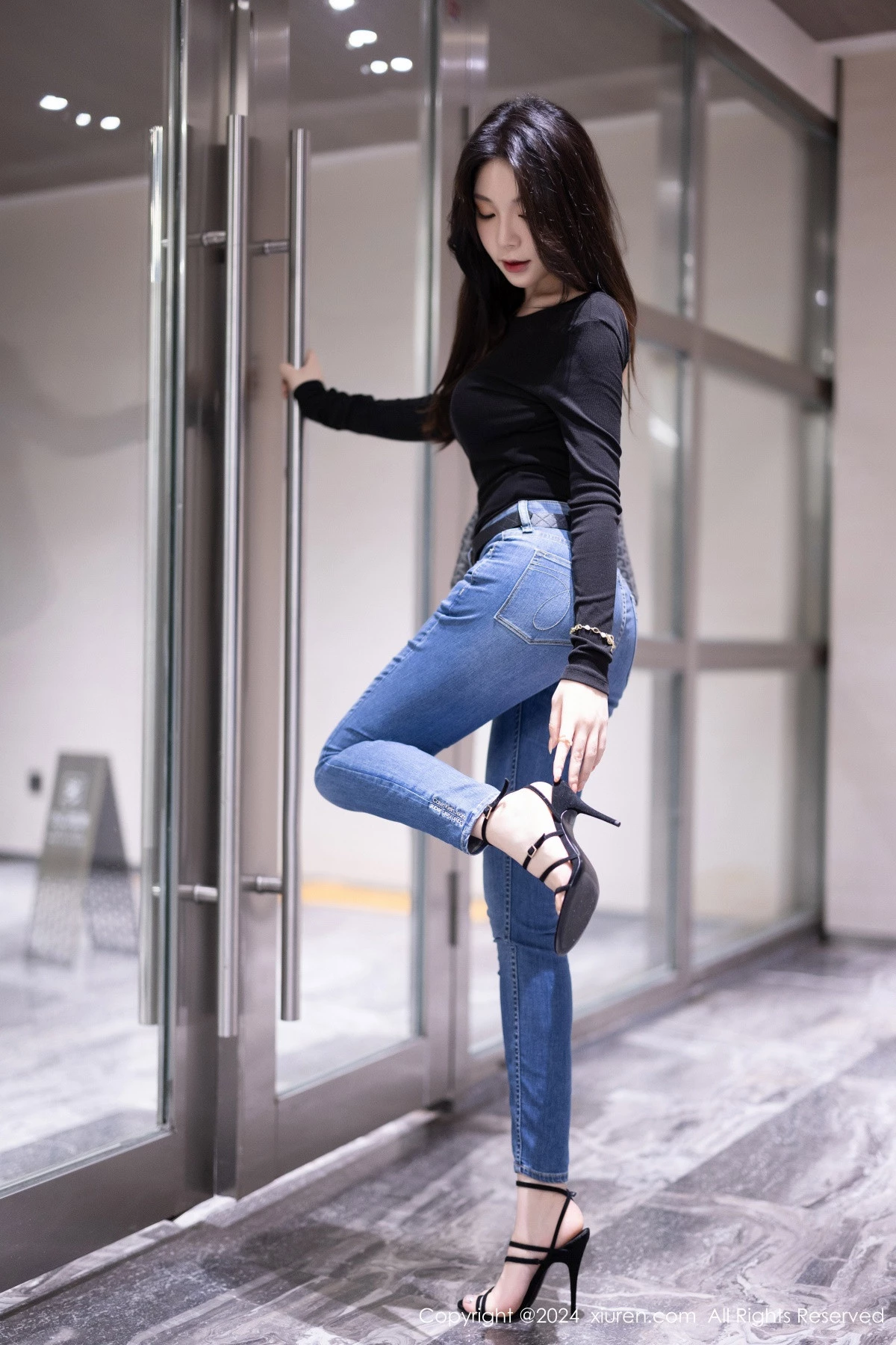   [XiuRen]高清写真图 2024.04.12 No.8385 徐莉芝Booty 黑丝美腿第9张图片