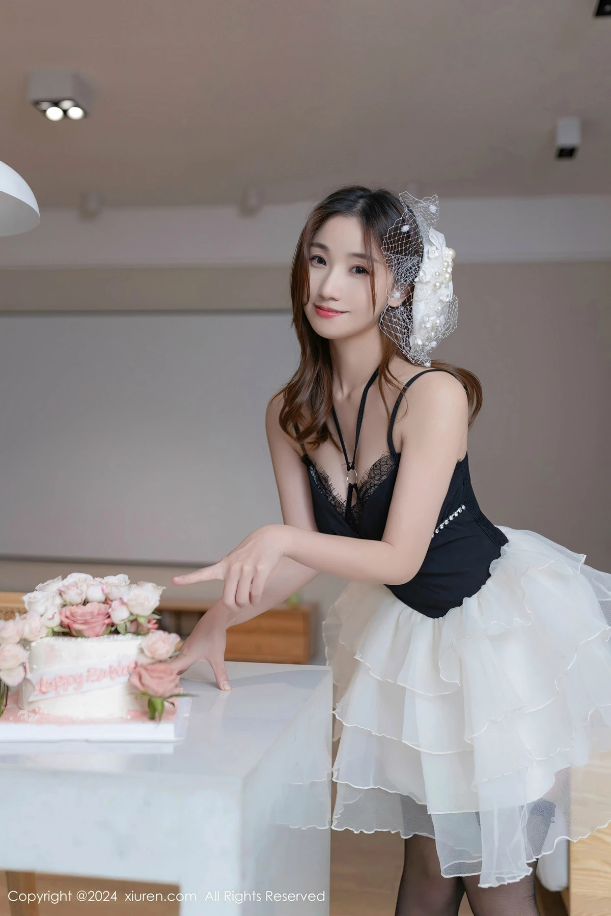   [XiuRen]高清写真图 2024.04.16 No.8398 杏子Yada 黑丝美腿第3张图片