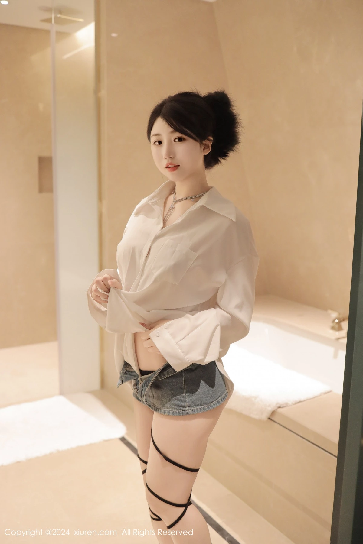   [XiuRen]高清写真图 2024.04.16 No.8400 陈小花 美胸性感第3张图片