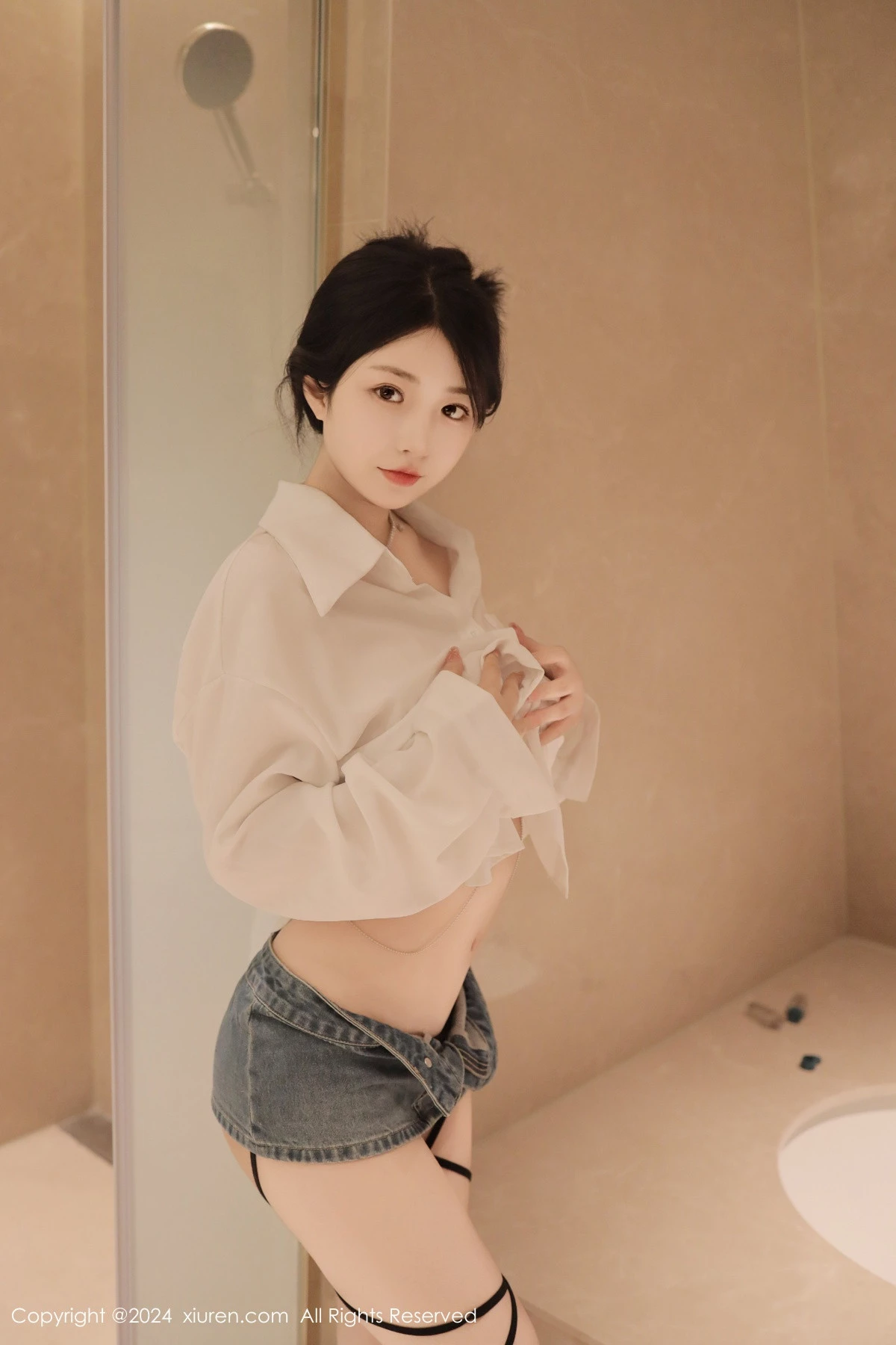   [XiuRen]高清写真图 2024.04.16 No.8400 陈小花 美胸性感第10张图片