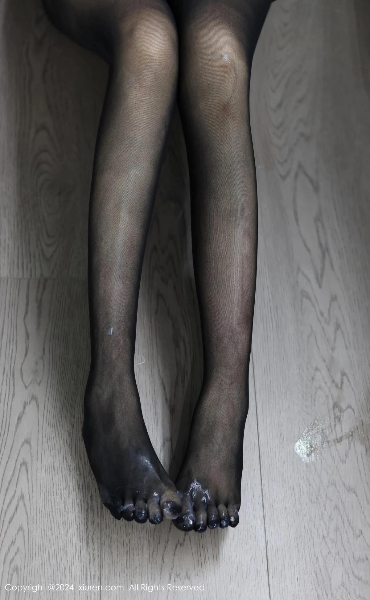   [XiuRen]高清写真图 2024.04.22 No.8432 小薯条nienie 美腿黑丝第8张图片