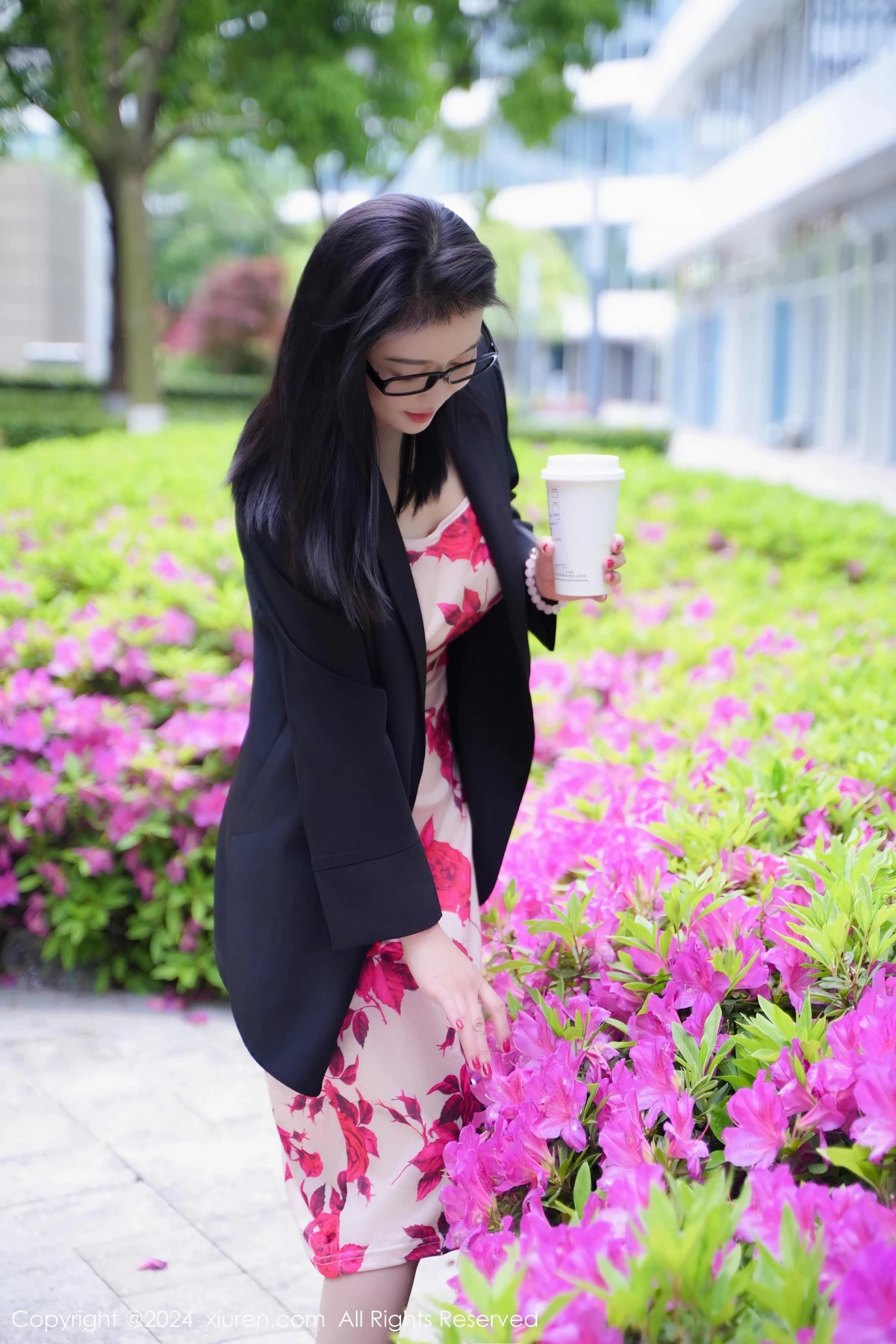   [XiuRen]高清写真图 2024.04.29 No.8468 雅茹老师 长裙美臀第2张图片