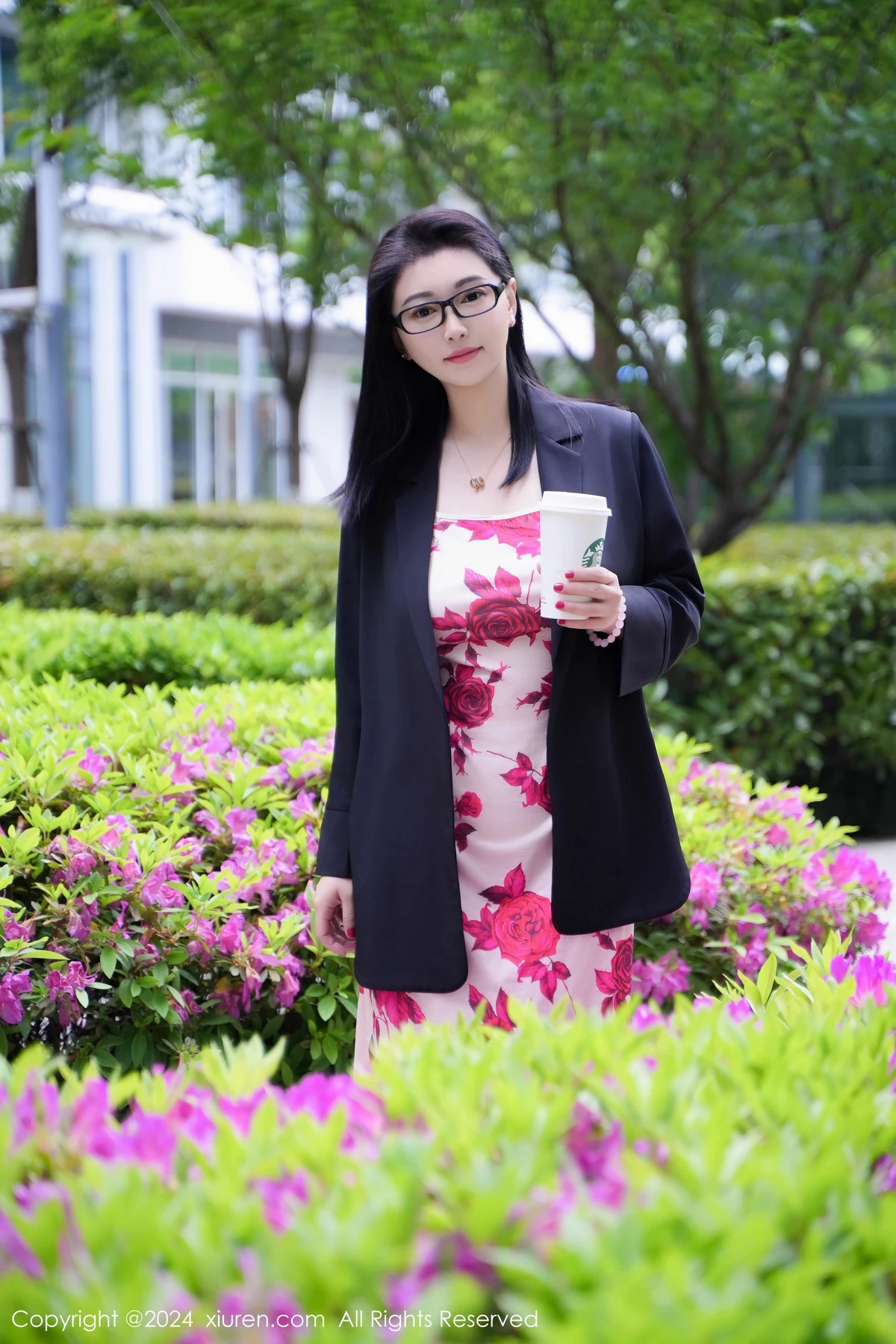   [XiuRen]高清写真图 2024.04.29 No.8468 雅茹老师 长裙美臀第3张图片