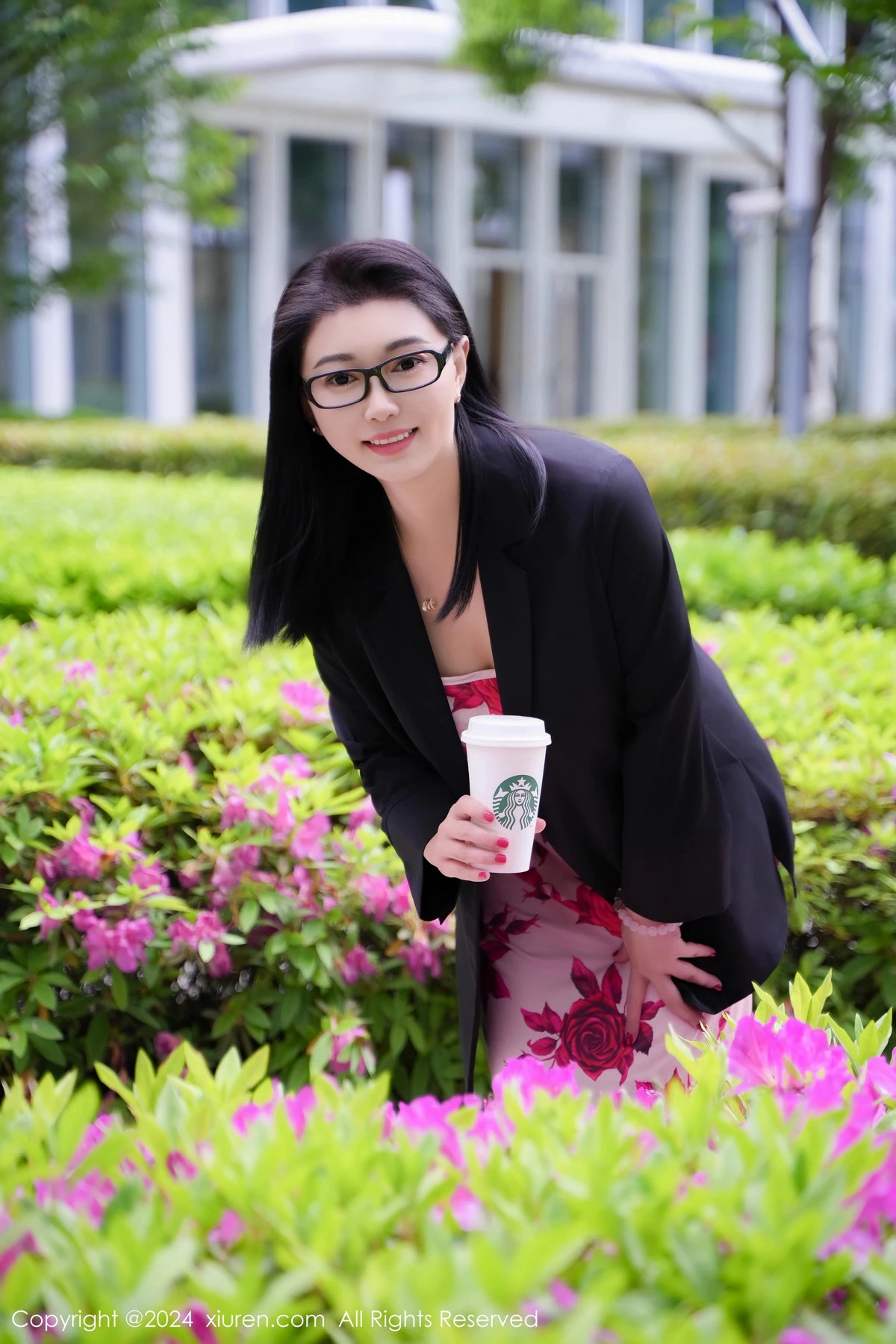   [XiuRen]高清写真图 2024.04.29 No.8468 雅茹老师 长裙美臀第4张图片