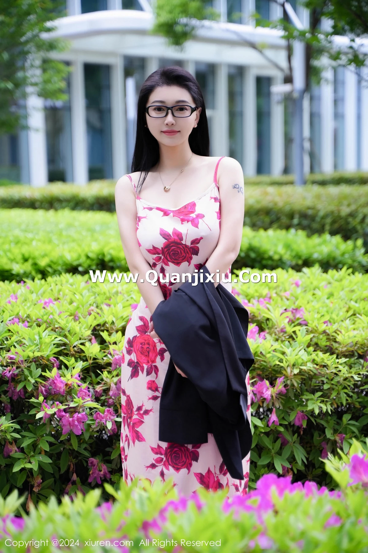   [XiuRen]高清写真图 2024.04.29 No.8468 雅茹老师 长裙美臀第6张图片