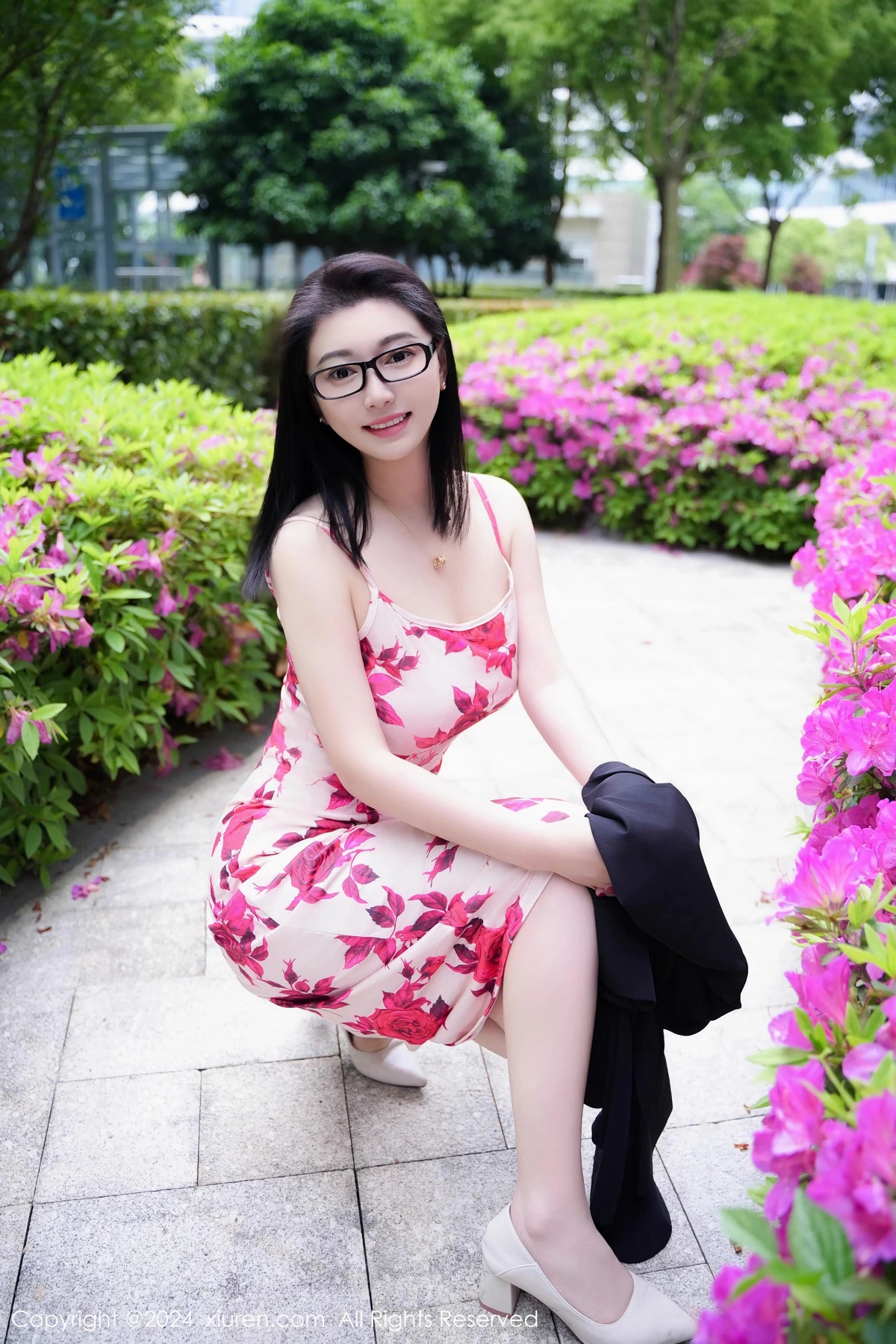   [XiuRen]高清写真图 2024.04.29 No.8468 雅茹老师 长裙美臀第9张图片