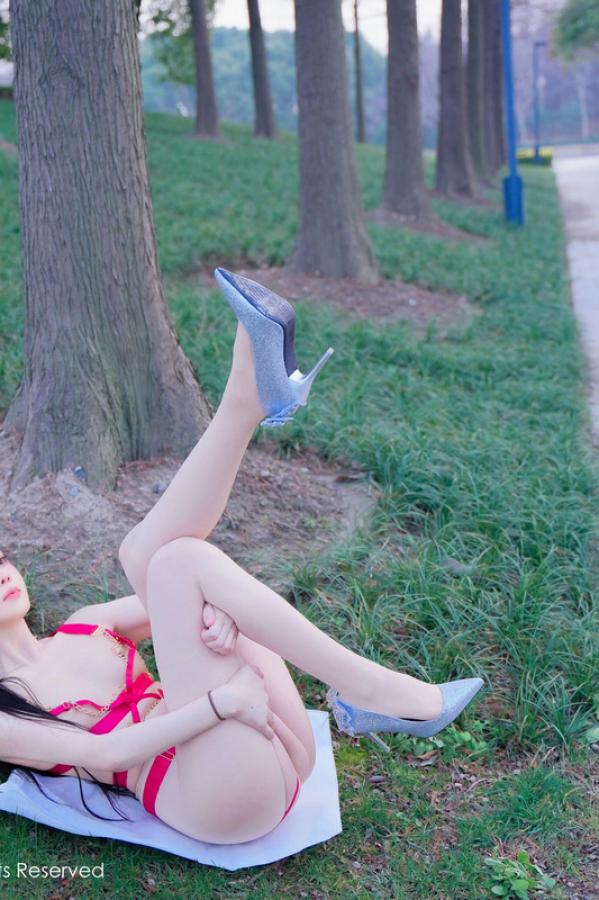   [XiuRen]高清写真图 2024.05.06 No.8489 龙雪儿 丝袜美腿第9张图片